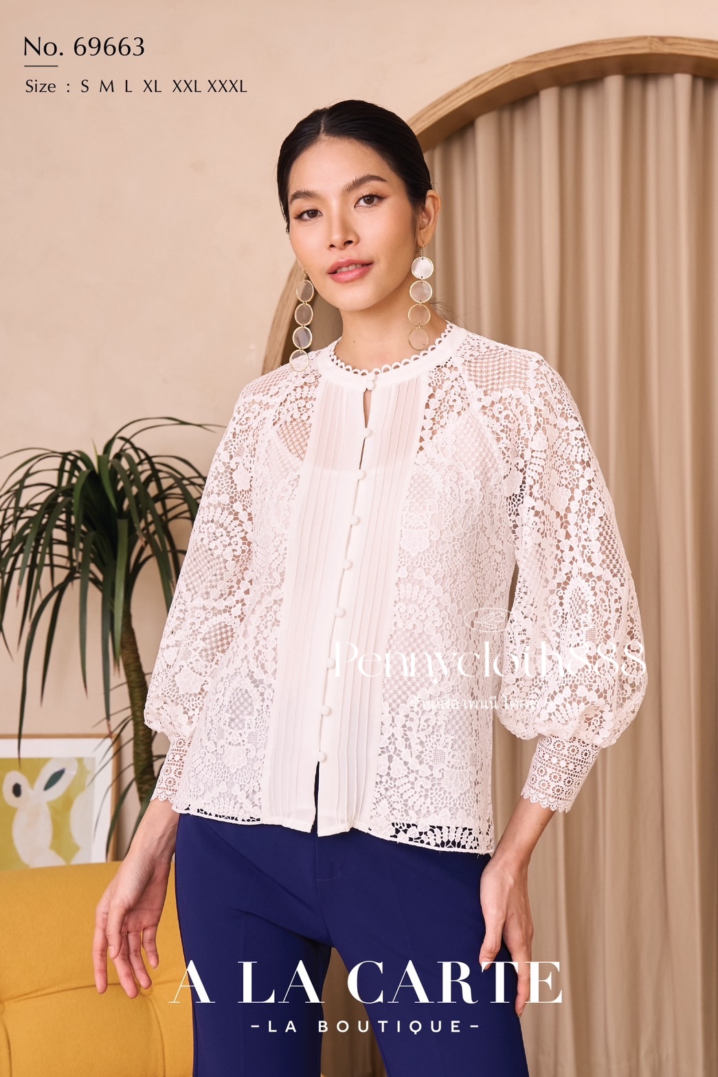 69663 เสื้อ Alacarte ลูกไม้เนื้อทอใหม่ เนื้อบางทอแน่น แต่งผ้าชีฟอง ตีเกล็ด กระดุมหน้า มีซับใน แขนทรงแร็กแล่น 4 ส่วน สวยหรู