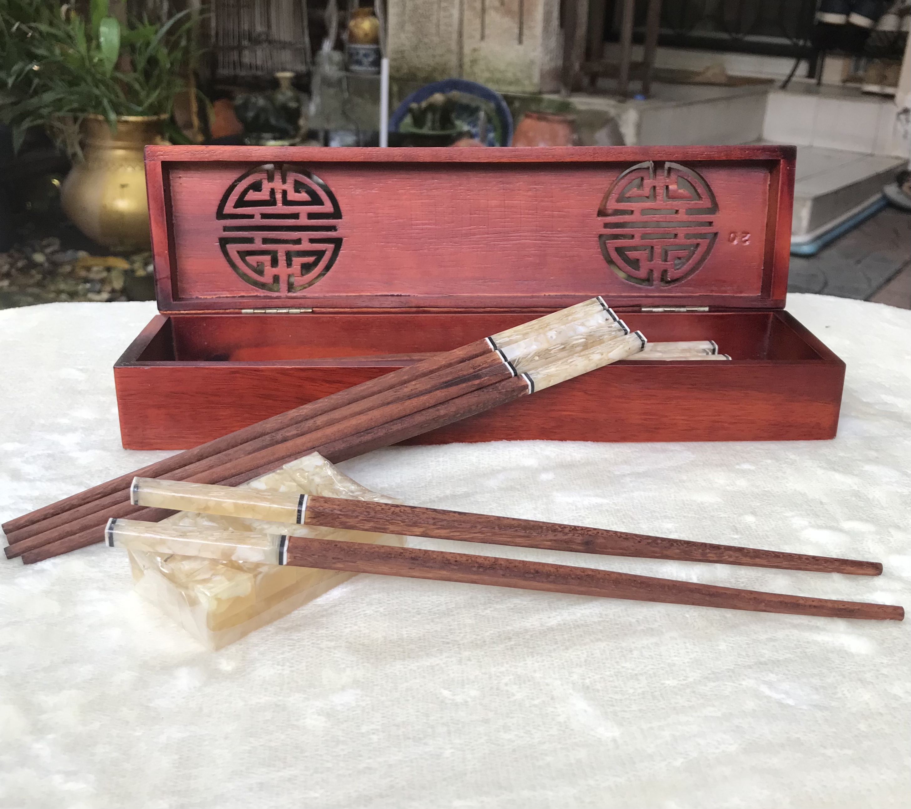 ไม่ผ่านใช้ ชุดตะเกียบไม้พร้อมที่วางงาช้าง บรรจุกล่องไม้ Nine Chopstick Pairs with Rests & Inlaid Rosewood Box