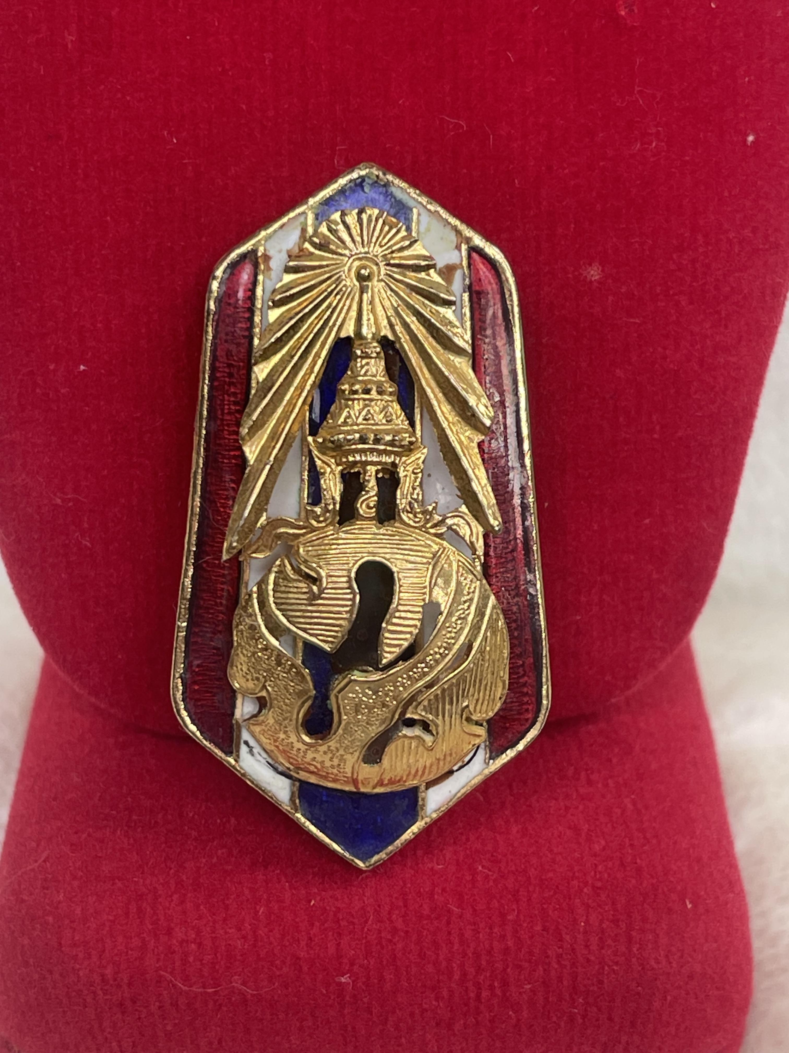 เข็มกลัด ภปร พื้นหลังสีธงชาติไทย ทองเหลืองลงยา ในหลวง รัชกาลที่ 9