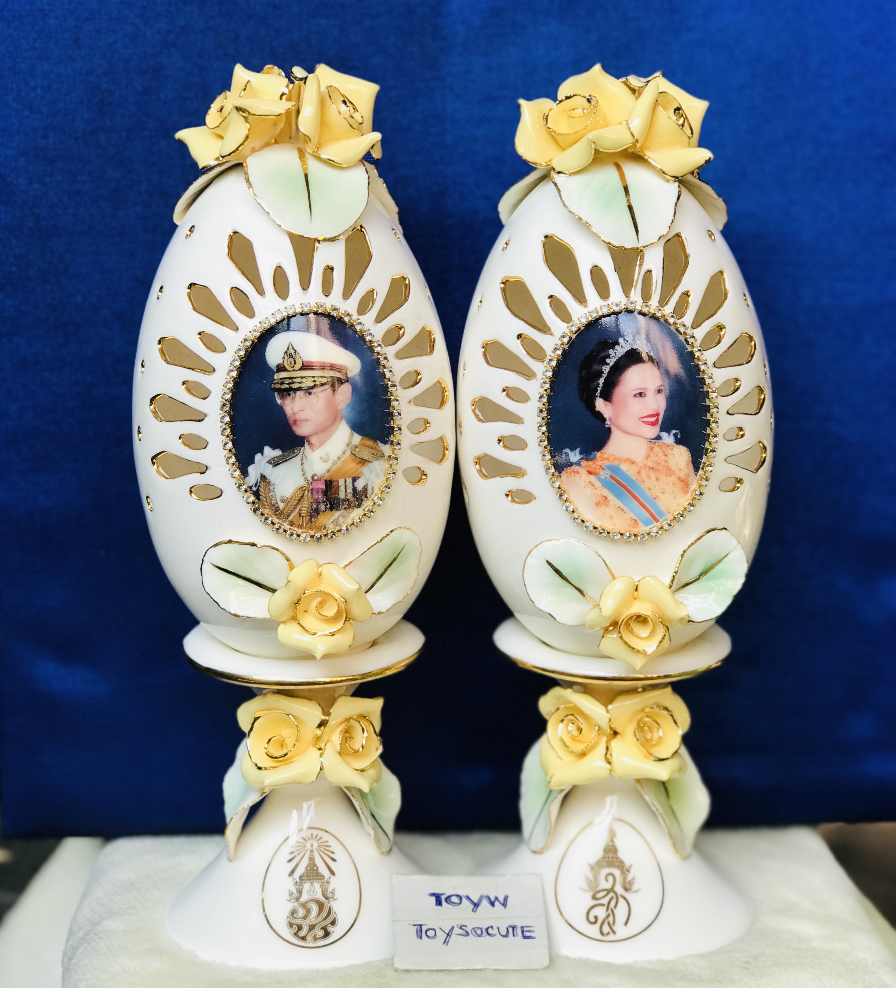 โถเซรามิคทรงไข่ พระบรมฉายาลักษณ์ ในหลวงรัชกาลที่ 9 สมเด็จพระราชินี ประดับจิวเวลรี่ และพระปรมาภิไธ ย่อ ภปร / สก /บรรจุกล่องผ้าไหม