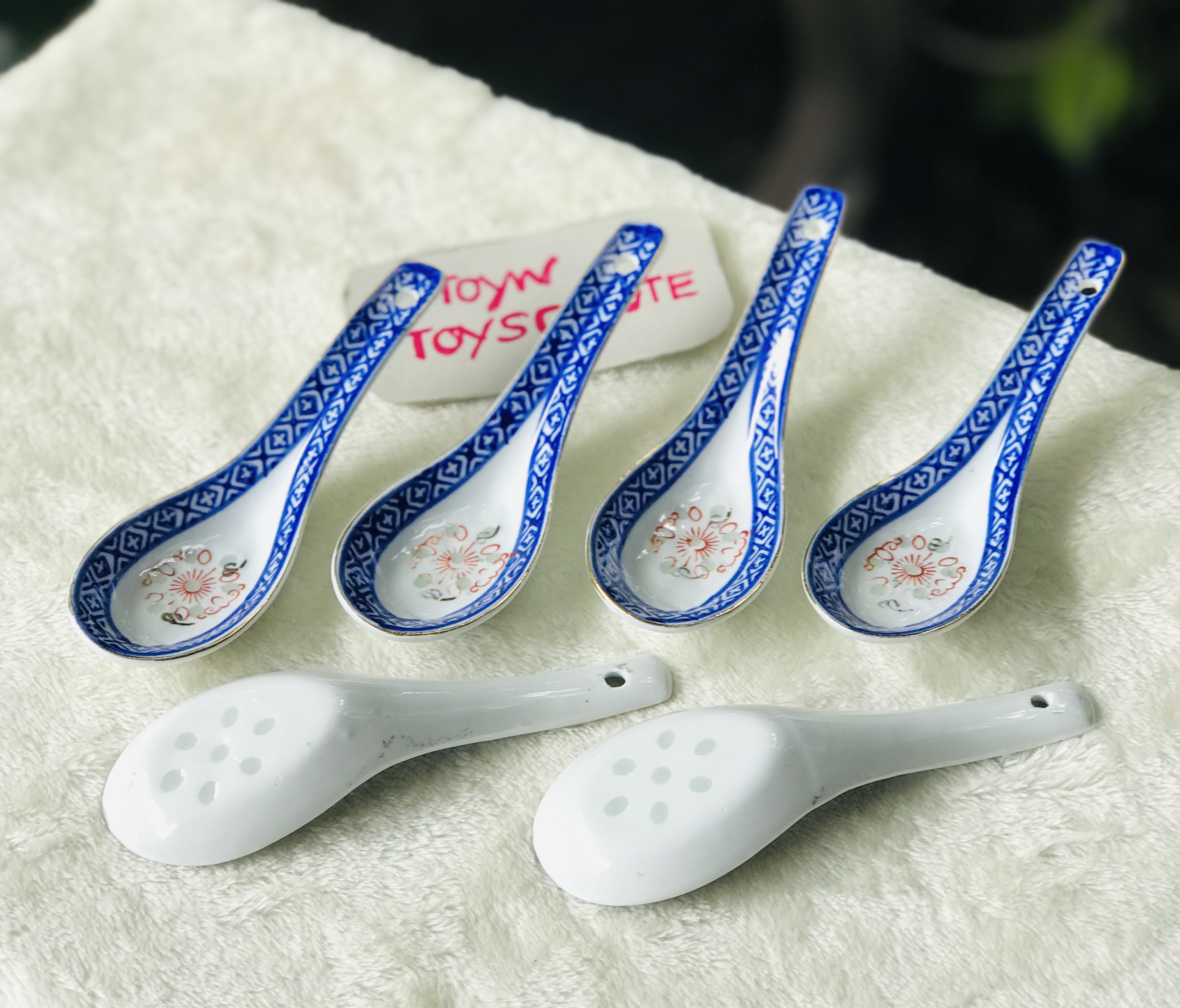 ￼เก่าเก็บ ชุด 6 คัน ช้อนกระเบื้องกังใส ลายเม็ดแตงแดง ขอบน้ำทองฉ่ำๆ