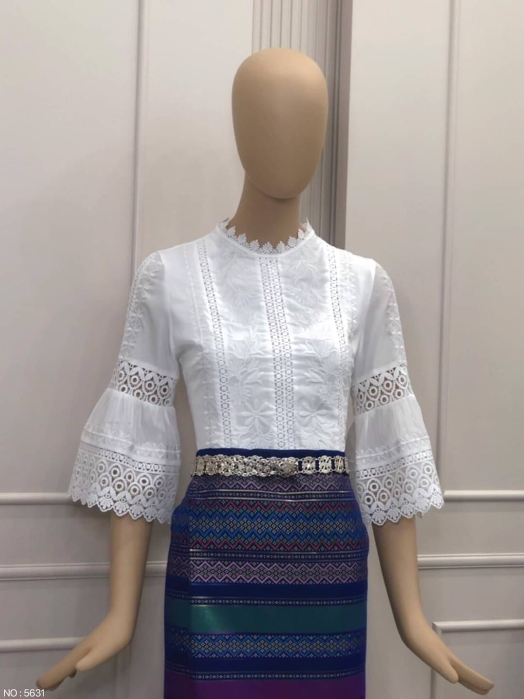 5631 เสื้อผ้าซิลล์ผสมcottonเกรดพรีเมี่ยม ทรงแขนกระดิ่ง งานปักฉลุลวดลายสวยงาม งานปักแน่นๆตรงช่วงแขนและด้านหน้า ซับในเนื้อดี. มีซิปข้าง สวมใส่ง่าย เนื้อผ้านิ่ม มี. 2 สี. ขาว M,3XL ม่วง S-3XL