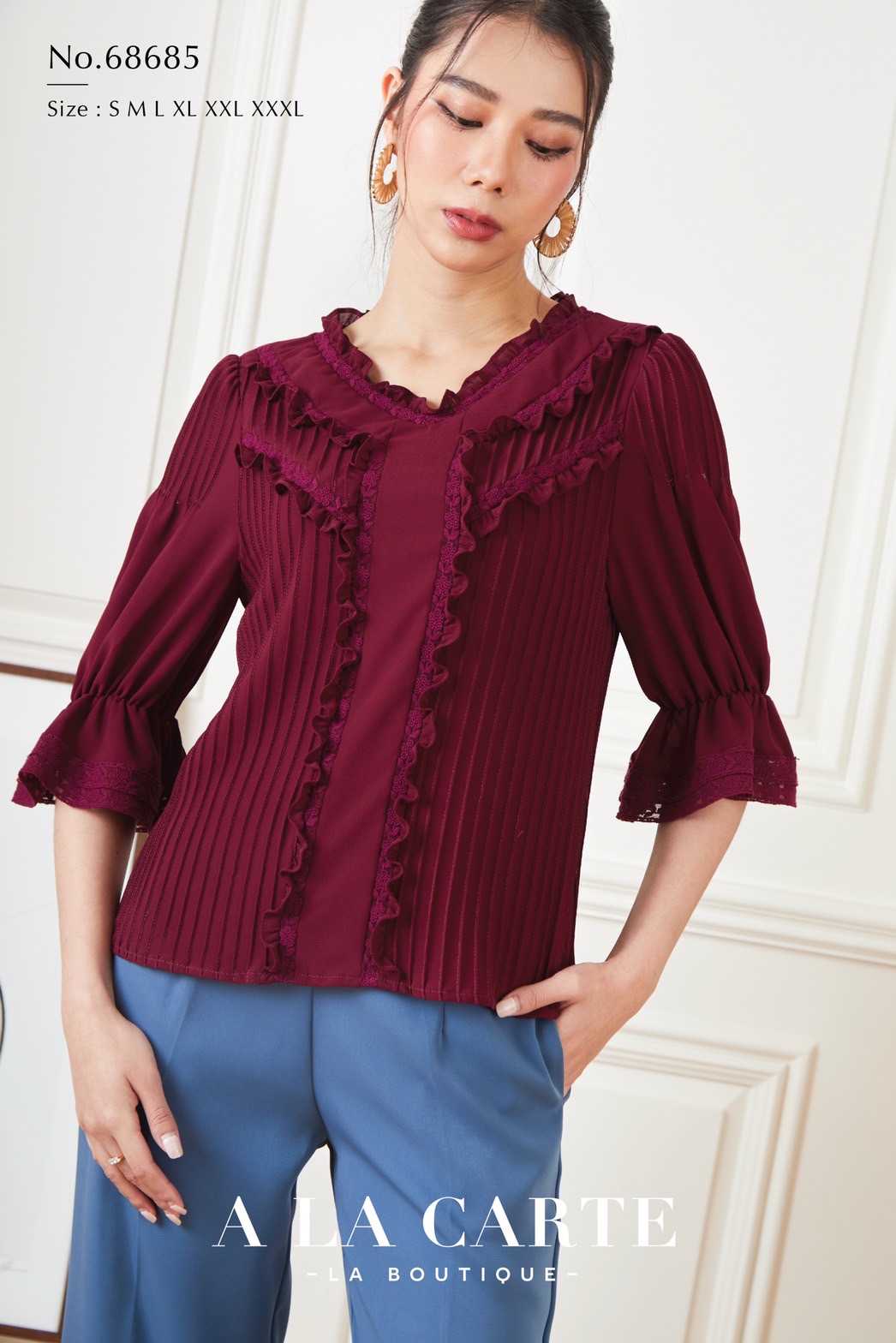 68685 เสื้อ A La Carte ชีฟองสีพื้นแขน 3 ส่วน ตีเกล็ดทั้งตัว หน้าหลัง มีการตัดต่อแต่งระบาย แทรกทริมลูกไม้ คอทรงวีกว้าง แขนปิดศอก สวยสุภาพ ตีเกล็ดเล็กหัวไหล่ สีกรม 3XL