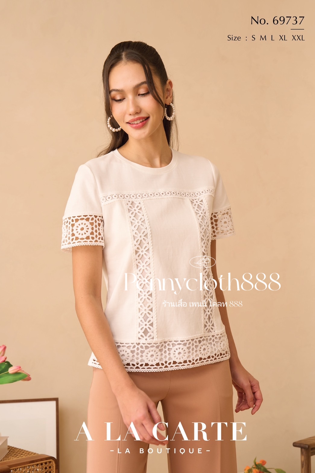 69737 เสื้อยืด A La Carte คอกลมแขนสั้น แทรกผ้าลูกไม้เนื้อทอ มีซับในด้านหน้า เนื้อผ้าใส่สบาย ความยาว 24-26"
