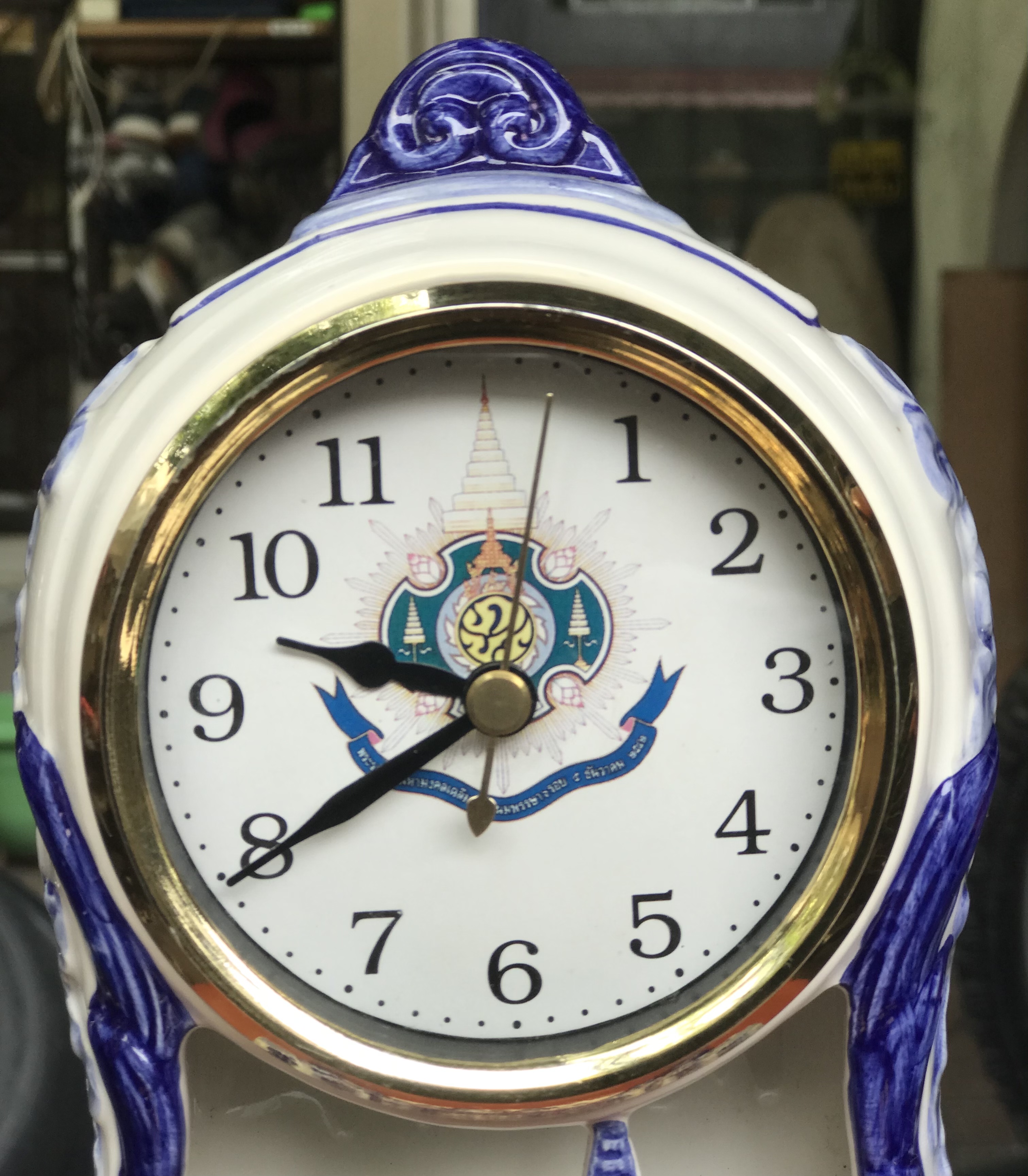 ของเก่า นาฬิกาตั้งโต๊ะเซรามิค เฉลิมพระเกียรติในหลวงรัชกาลที่ 9 ตราสัญลักษณ์ พระราชพิธีมหามงคลเฉลิมพระชนมพรรษา 6 รอบ 5 ธันวาคม พุทธศักราช 2542 ผลิตโดยบริษัท มาร์ควิส จำกัด / MARQUIS /4127752-3