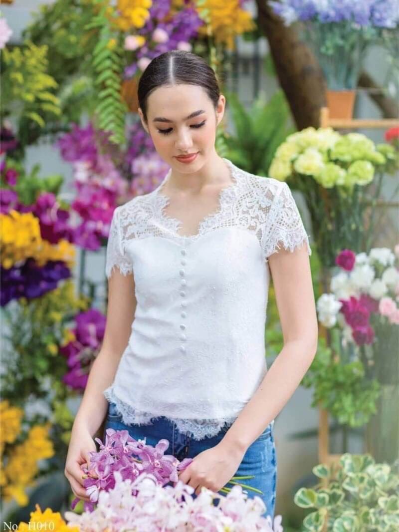 H010 เสื้อลูกไม้เนื้อนิ่ม คอวี แพทเทิร์นทรงสวยเข้ารูป แต่งกระดุมด้านหน้า มีซิปข้าง ซับในผ้าคอตตอนอย่างดี ใส่สบาย by Carisa สีขาว L 38 XL 40