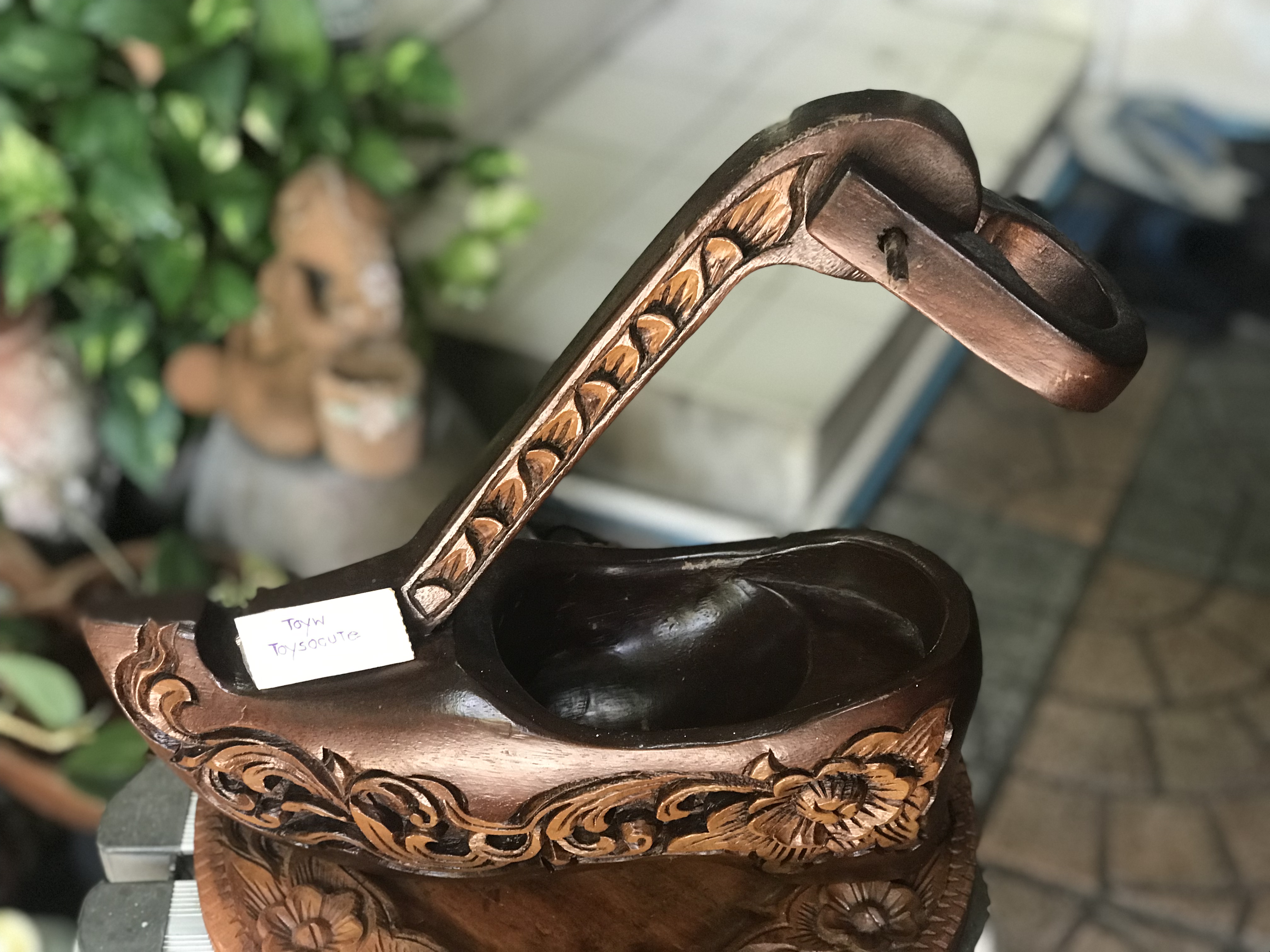 งานเก่า ที่โชว์ขวดเหล้า/ไวน์ รูปรองเท้าที่ใส่ขวดเหล้า ที่วางขวดเหล้า ไม้จริงแกะลาย ขนาดกว้าง 10 ซม ยาว 31 ซม สูง 30 ซม