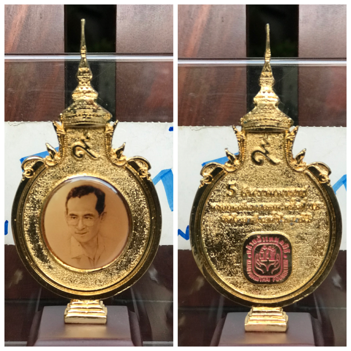 ชิ้นละ 390 บาท งานเก่า ของที่ระลึก 5 ธันวามหาราช ในหลวง รัขกาลที่ 9/ไม่รวมพานพุ่ม