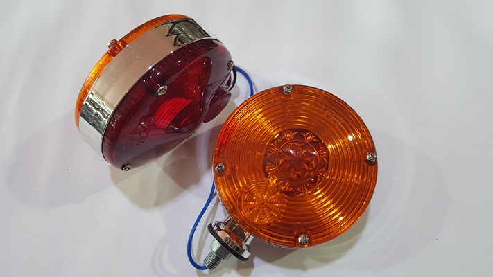 (ราคาต่อ 2 ดวง) ไฟเลี้ยว 2 หน้า แดง-ส้ม 838 ขอบชุบ 12V แถมหลอด 24V ขนาด 4.3x4.3" นิ้ว (ราคาต่อ 2 ดวง)