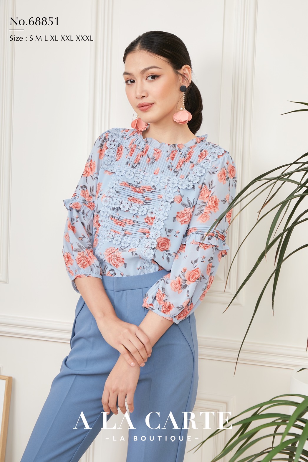 68851 🌸 A La Carte 🌸เสื้อชีฟองพิมพ์ลายดอกกุหลาบ ตีเกล็ดวางสลับแนวนอนแนวตั้ง ตัดต่อใส่เชิงทริมลายดอก แขนตัดต่อและเชื่อมด้วยการตีเกล็ดมีระบาย ทรงพองออกสวย สีดำ S,M,XL-3XL ฟ้า S ชมพู S