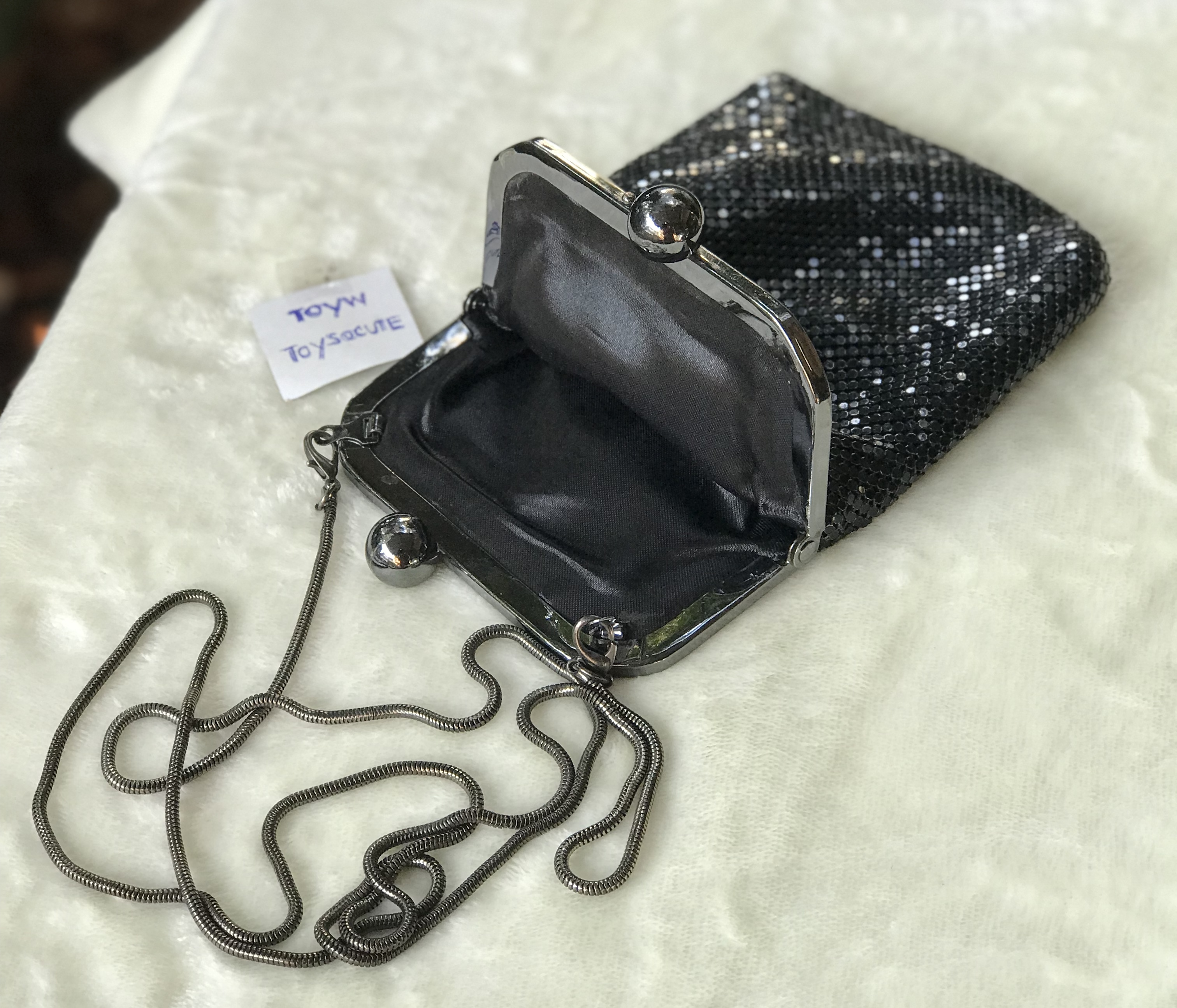 มือสอง กระเป๋าสะพายข้าง เลื่อมสีดำวิ้งๆเล่นแสง ขนาดกะทัดรัด ใส่โทรศัพท์มือถือ หรืออื่นๆ ขนาดกว้าง 5 นิ้ว ยาว(ไม่รวมสาย) 7.2 นิ้ว