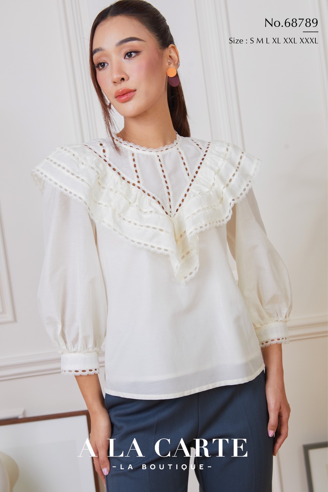 68789 เสื้อ A LA CARTE ผ้าคอตตอนกึ่งซิลด์แขน 3 ส่วน เนื้อสวยใส่สบาย ตัดต่อวีช่วงอกแทรกด้วยทริมลูกไม้ ระบายเป็นวอลลุ่ม ขอบแขนแทรกทริมลูกไม้ สีครีม XL-2XL สีเขียว S , XL,2XL