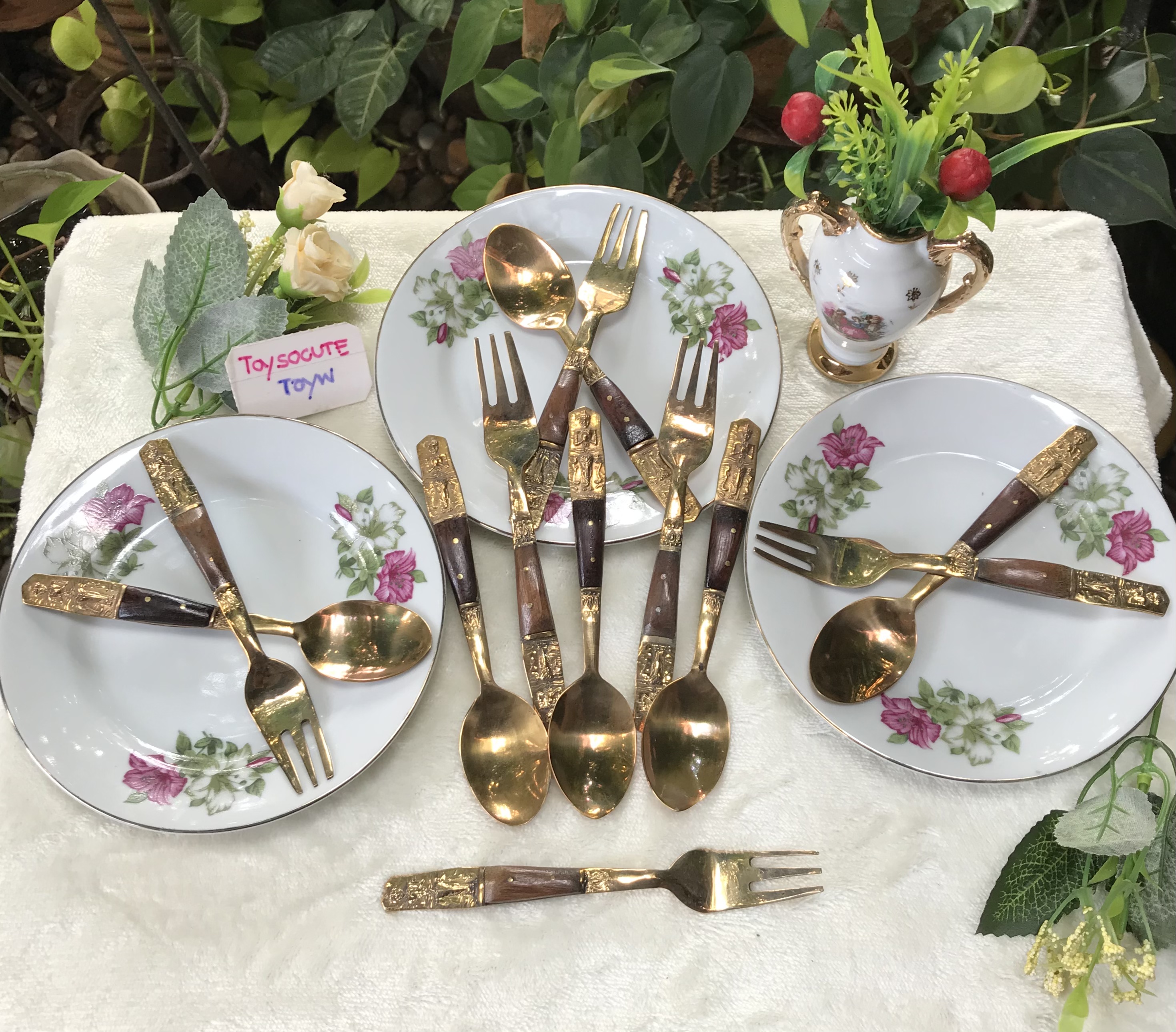 คู่ละ 259 บาท งานเก่าเก็บไม่ผ่านใช้ dessert spoon and fork ช้อนและส้อมขนมหวานด้ามไม้ลายเทพพนมทรงช้างสามเศียร งานทองเหลืองเก่าเนื้อหนา ขนาดยาว 14 ซม