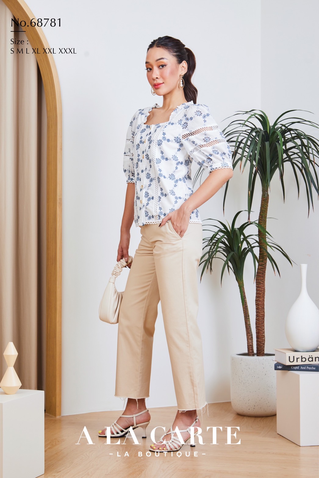 68781 A LA CARTE เสื้อคอตตอนแขนสั้น งานปักสลับสี two-tone คอเหลี่ยมใส่ระบายที่ช่วงไหล่ แขนสั้นเหนือศอกแต่งทริมลูกไม้ กระดุมผ่าหน้า แต่งทริมชายเสื้อ ทรงเข้ารูป สีขาว M,L,2XL สีเหลือง L-XL สีแดง L,2XL