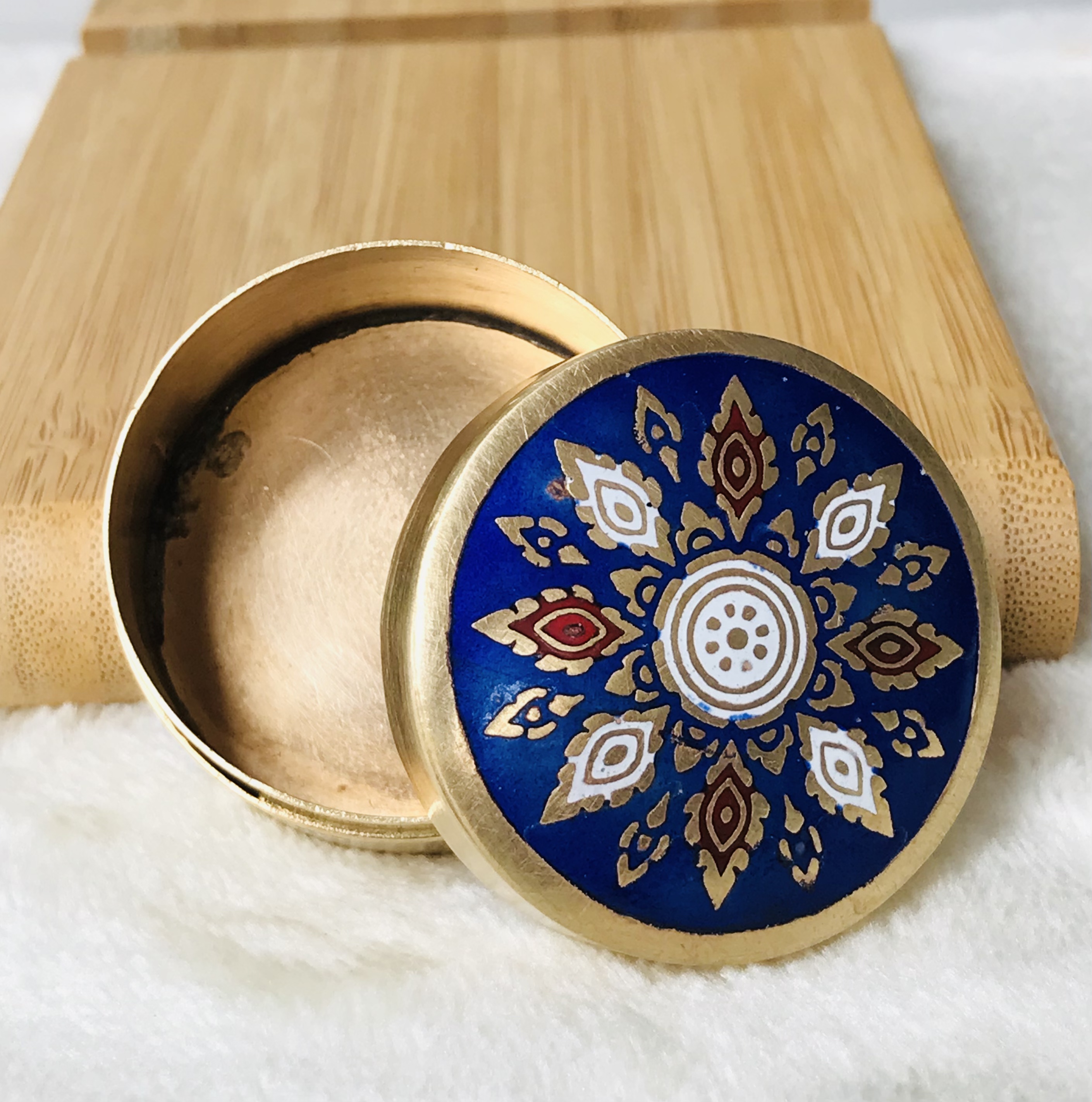 เก่ากว่า 30 ปี ตลับทองเหลืองลงยา ตลับขี้ผึ้งทองเหลืองลงยา ใส่ของมงคล มวลสาร Antique Enameled brass case