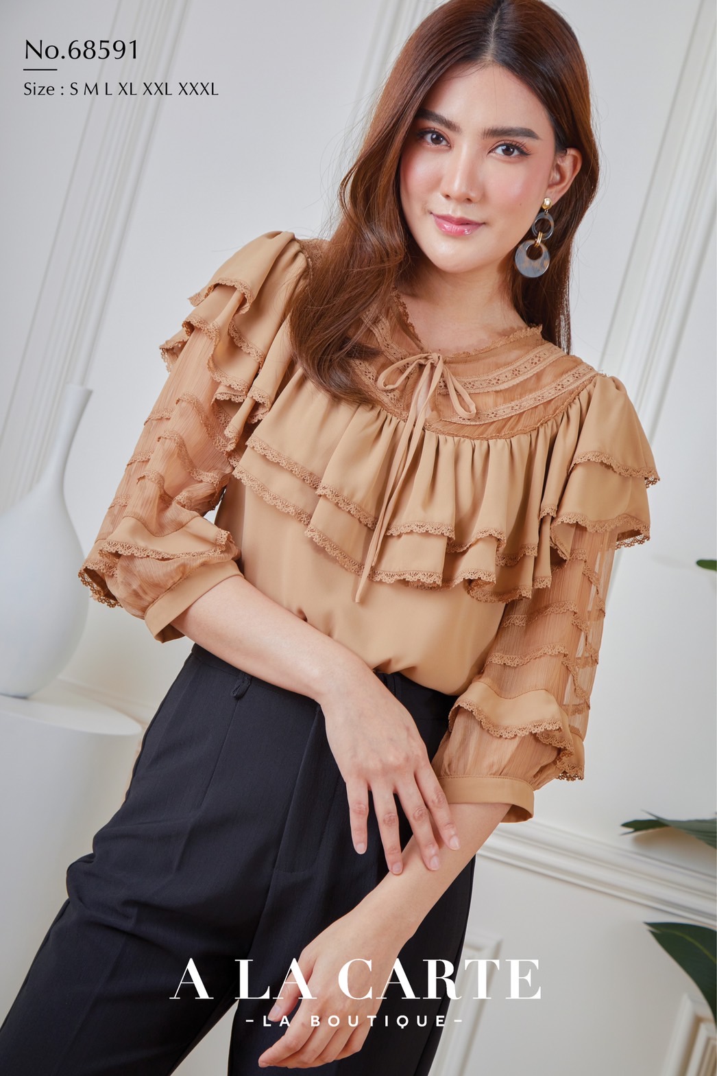 68591 A LA CARTE เสื้อผ้าจอเจียร์สีแขน 3 ส่วน เนื้อเนียนมีน้ำหนักใส่สบาย ช่วงคอตัดต่อด้วยผ้าเนื้อเยื่อไม้ เย็บกดเส้นทริมเรียง ต่อระบายผ้า 2 ชั้น ด้านหน้ามีผ่าผูกโบว์ แขนตัดต่อผ้าทรงพอง สีชมพู น้ำตาล S,L,XL ขาว M-2XL