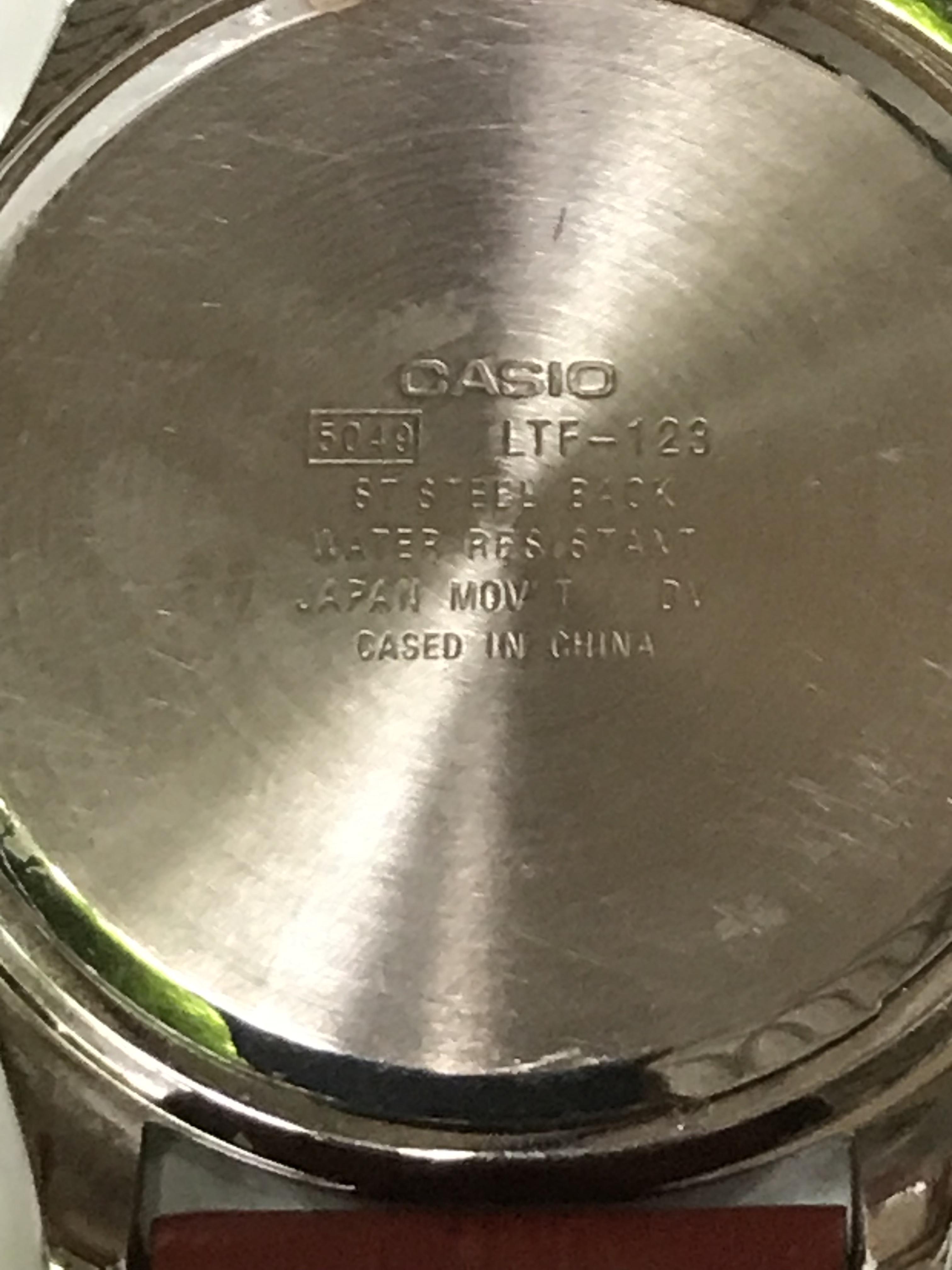 เก็บเก่า ต้องเปลี่ยนสาย นาฬิกาข้อมือผู้หญิง นาฬิกาหน้าปัดสีแดง CASIO รุ่น LTF-123 พื้นหน้าปัดเป็นเปลือกหอยมุก