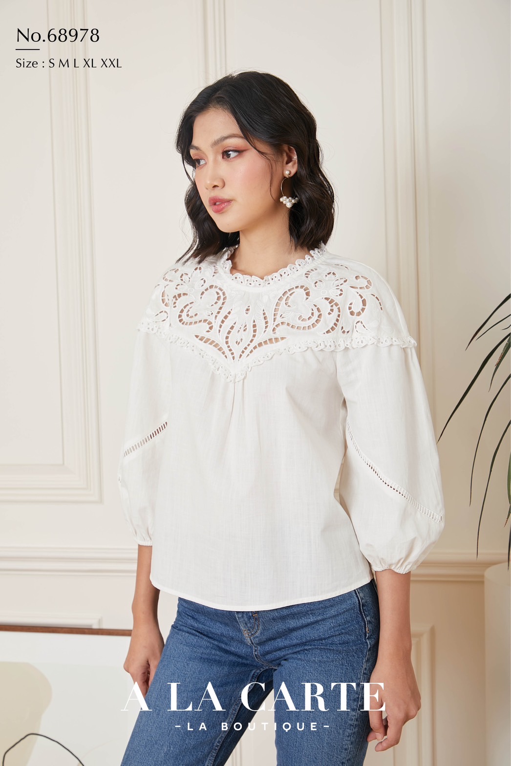 68978 เสื้อ🌸A La Carte🌸ผ้าคอตตอนแขน 3 ส่วน เนื้อผ้านุ่มใส่สบาย ช่วงอกปักฉลุ ซับด้วยผ้าลูกไม้ตาข่าย ช่วงกลางอกมีรูดเพิ่มวอลลุ่ม แขนแต่งทริมเฉียงรูดยางยืดขอบแขน🦋สีขาว S,XL เขียว S,XL ส้มอมแดง XL,2XL