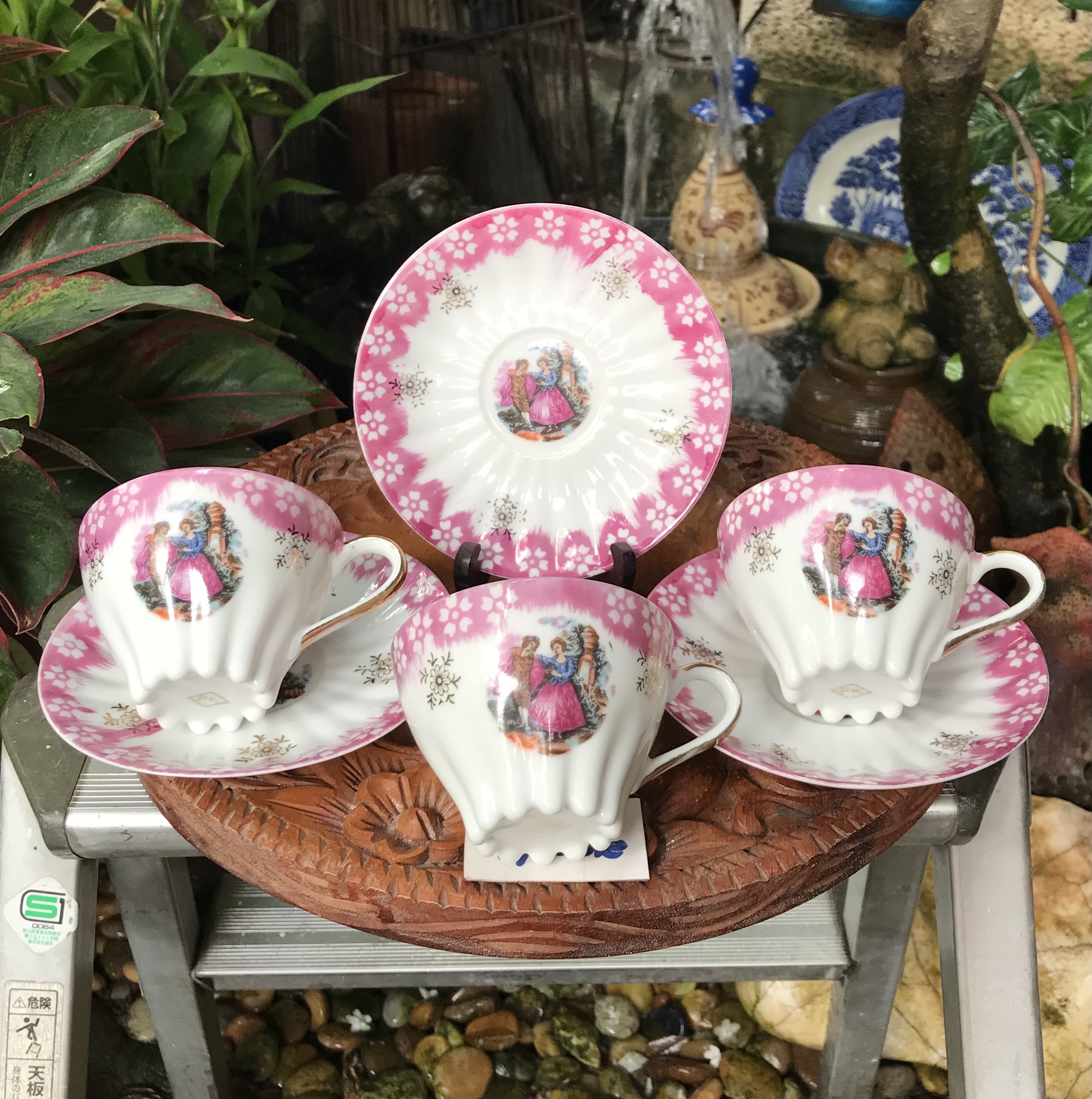 3 ชุดชุดถ้วยกาแฟพร้อมจานรองลายหนุ่มสาว จานรองมีสะกิดขอบนิดๆ 1 ใบ La Reine Limoges with Fragonard Couple Scene