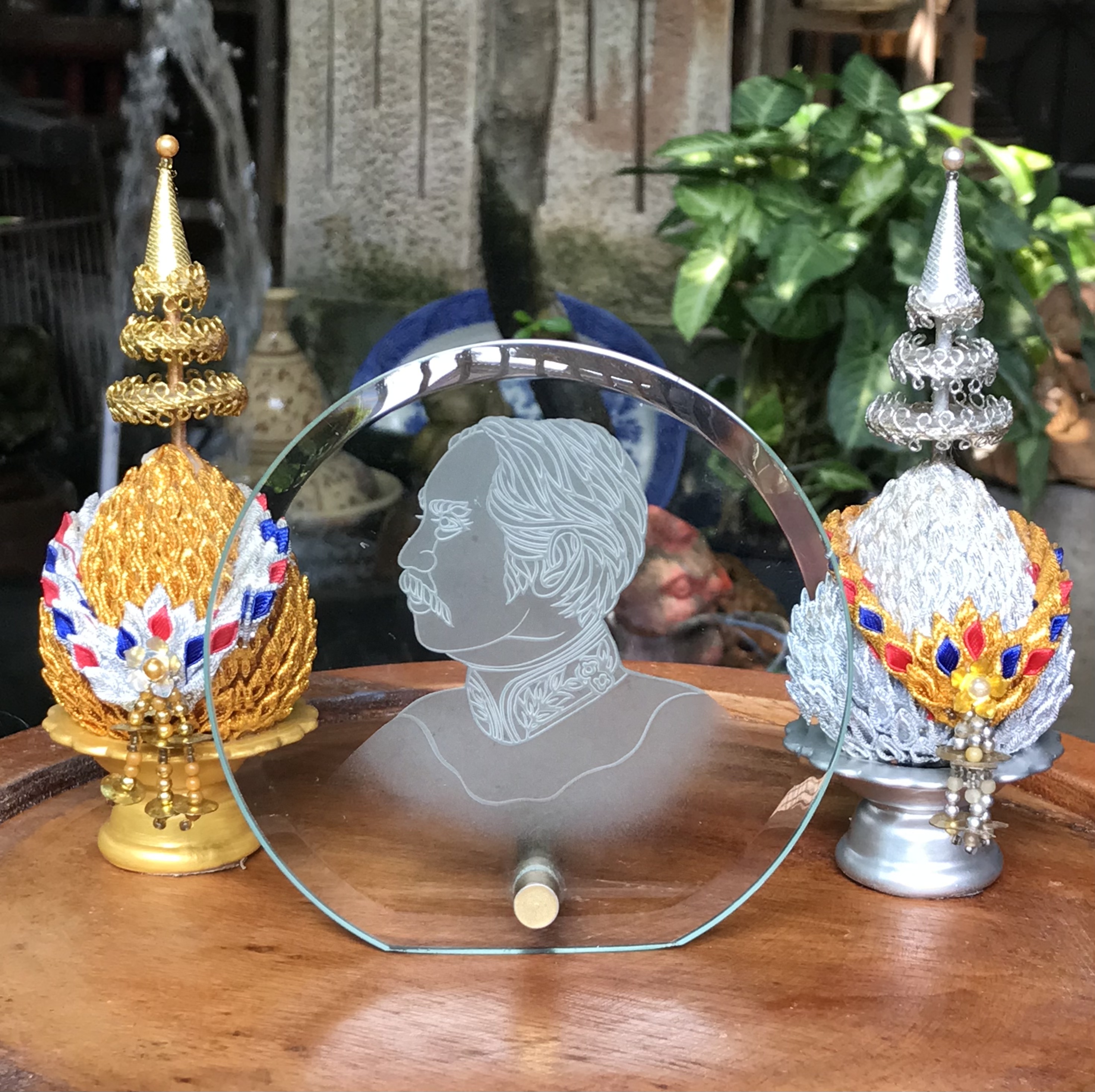 ส่งต่อ ภาพแกะสลักพระปิยมหาราช รัชกาลที่ 5 กัดกระจกใส เพื่อตั้งบูชา ตั้งโชว์ตกแต่งบ้าน ไม่รวมพานพุ่ม