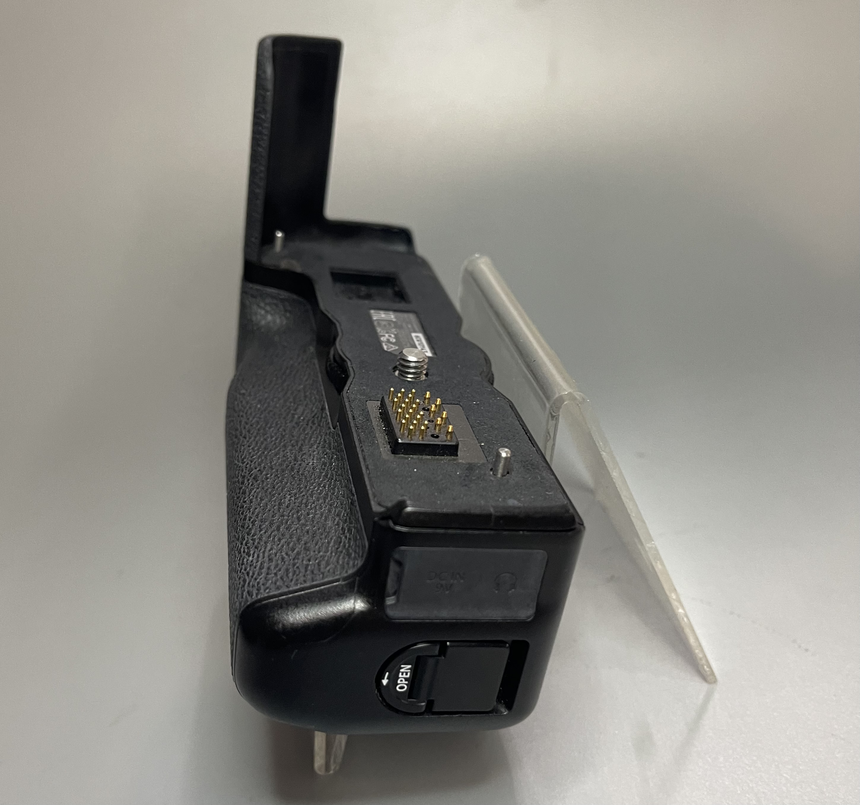 Fujifilm Battery Grip VPB-XT2 หมดประกันศูนย์ ของแท้ ยกกล่อง สภาพดี สภาพทั่วไป98% ยังไม่ได้ใช้งาน ใช้งานได้ปกติ 100%