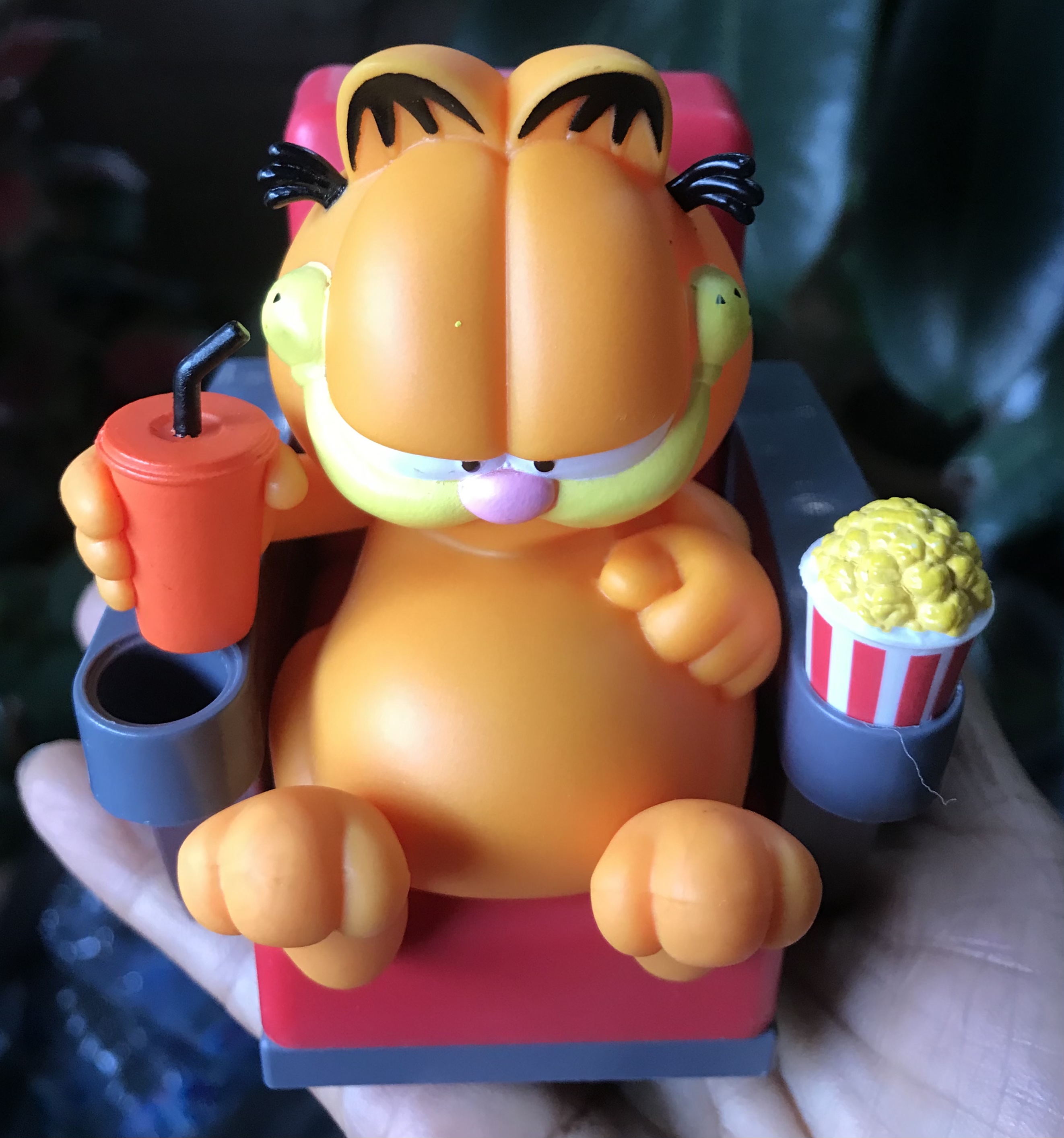 แมวส้มการ์ฟิลด์จอมแสบ Topper Garfiled : Garfield sitting in a movie theater chair with a drink and popcorn