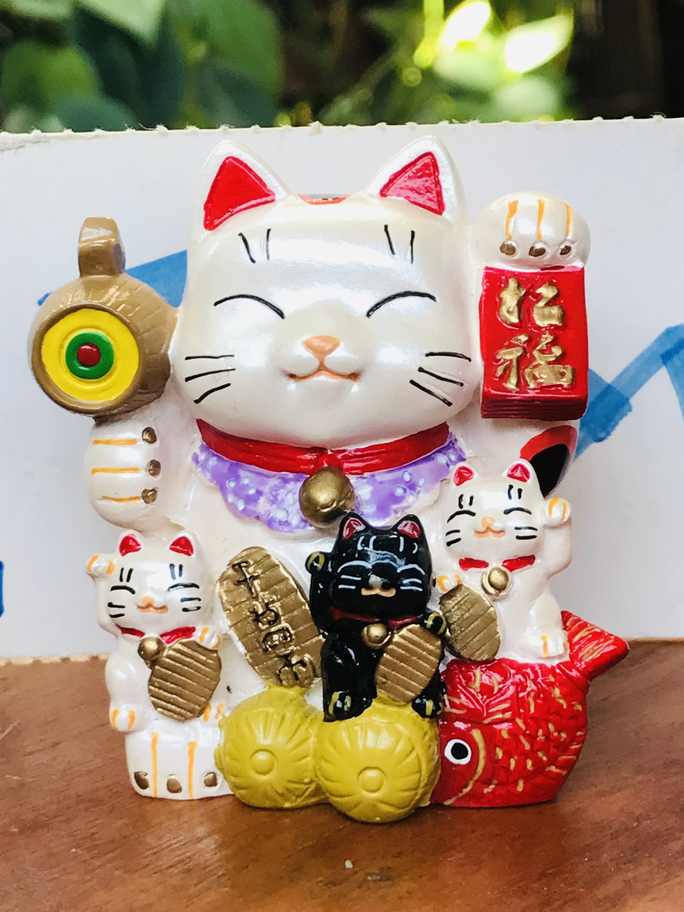 แมวกวักนำโชค Maneki Neko (招き猫) แมวกวักถือฆ้อน หมายถึงความมั่งคั่ง ขนาดกว้าง 5.5 ซม สูง 6.5 ซม ความหมายที่แท้จริงของตุ๊กตาแมวกวักญี่ปุ่น ทั้งหมดทั้งมวลก็คือ เครื่องรางแห่งความโชคดี
