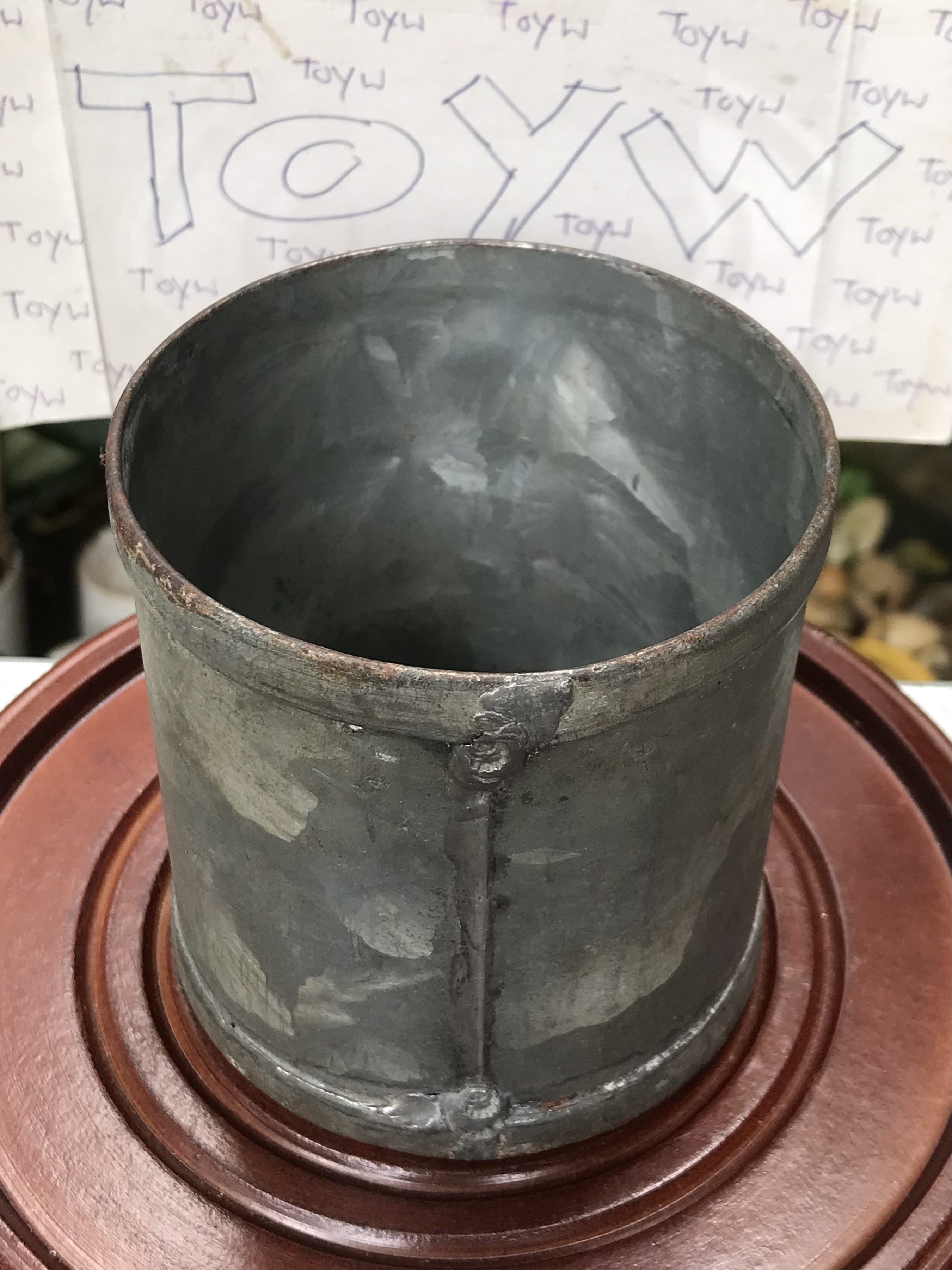 เริ่มต้น 690 บาท ของเก่าแท้ๆ ลิตรตวงข้าวสังกะสี ลิตรตวงข้าวโบราณ ขนาด 0.5 ลิตรและขนาด 1 ลิตร ตอกครุฑและเลขกำกับไม่ผุไม่รั่ว สำหรับนักสะสมแนววินเทจ แต่งบ้าน แต่งร้านกาแฟ แต่งร้านอาหาร แต่งร้านตัดผม หรืออื่นๆ