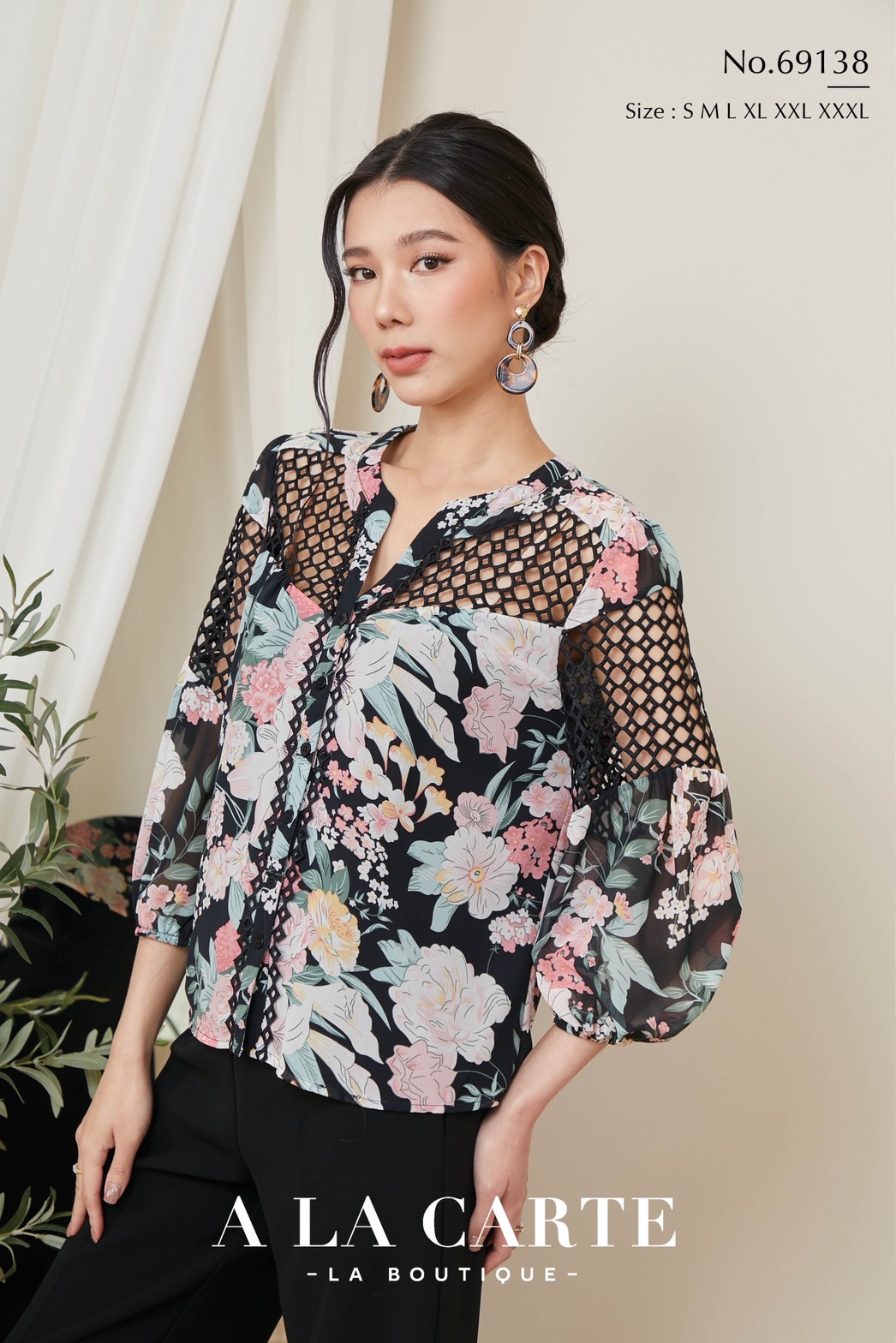 69138 เสื้อ🍀A La Carte🦋 ผ้าชีฟองพิมพ์ลาย เนื้อนิ่มเย็นใส่สบาย ตัดต่อลูกไม้เนื้อทอ เสื้อคอวี ทรงผ่าติดกระดุมหน้า แทรกเชิงลูกไม้ แขนใส่ขอบยางยืด สีดำ S,L,2XL สีครีม S,L