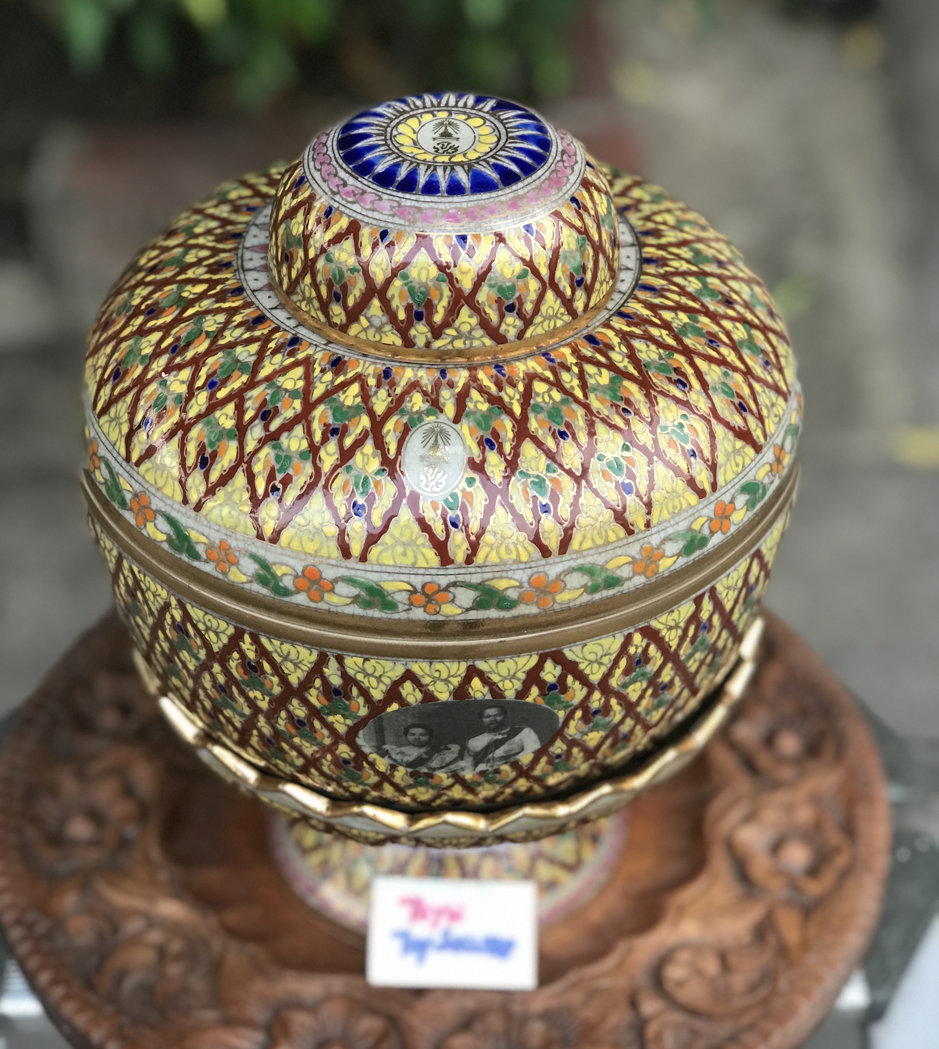 โถน้ำมนต์พร้อมขัน และพานรองลายเบญจรงค์น้ำทอง พระบรมฉายาลักษณ์ ร.5 และพระราชินี และพระปรมาภิไธยย่อ จปร จุฬาลงกรณ์ ปร. สวยสมบูรณ์