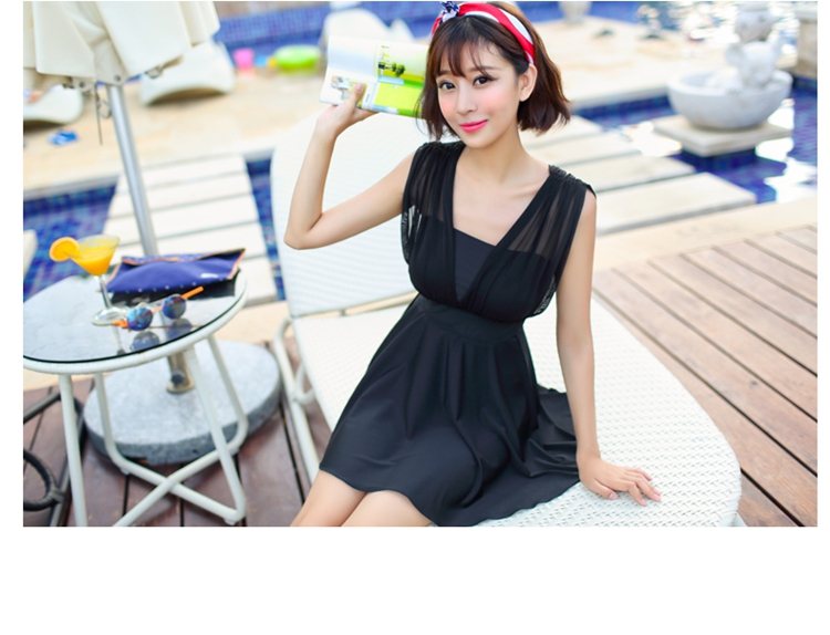 พร้อมส่ง ชุดว่ายน้ำ สายเดี่ยว หรือปิดแขน มีกระโปรงคลุม สีดำ M