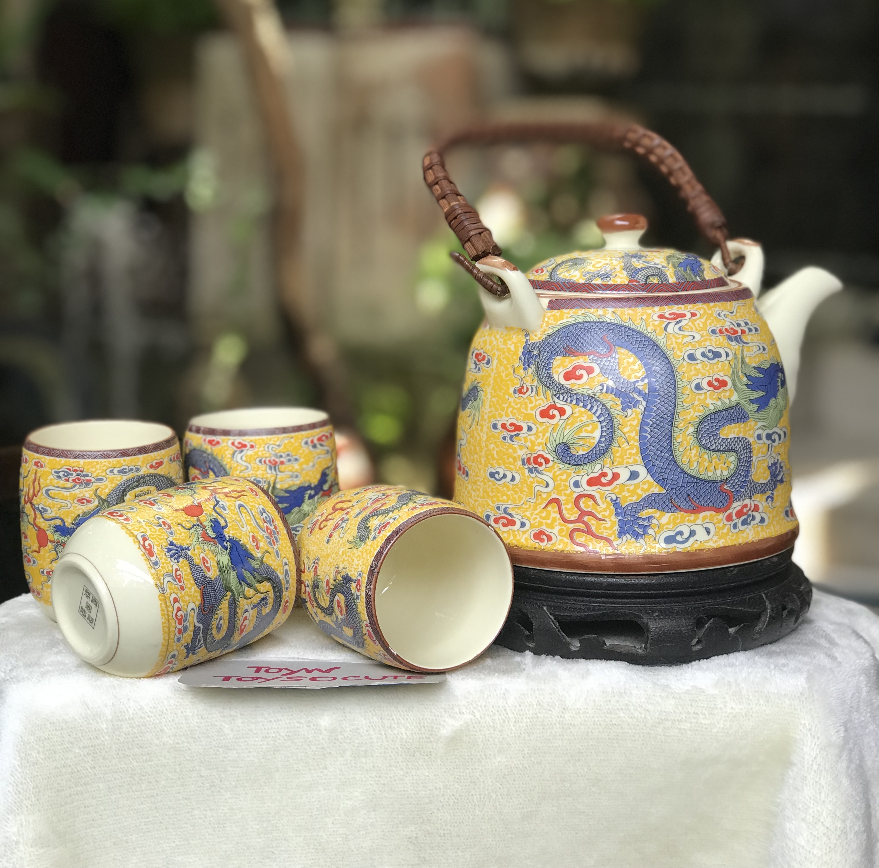 ￼Porcelain Tea Pot Set ไม่รวมกี๋ กาน้ำชาเนื้อกระเบื้องพร้อมจอก ลายมังกรห้าเล็บ สีเหลือง หูจับหวาย