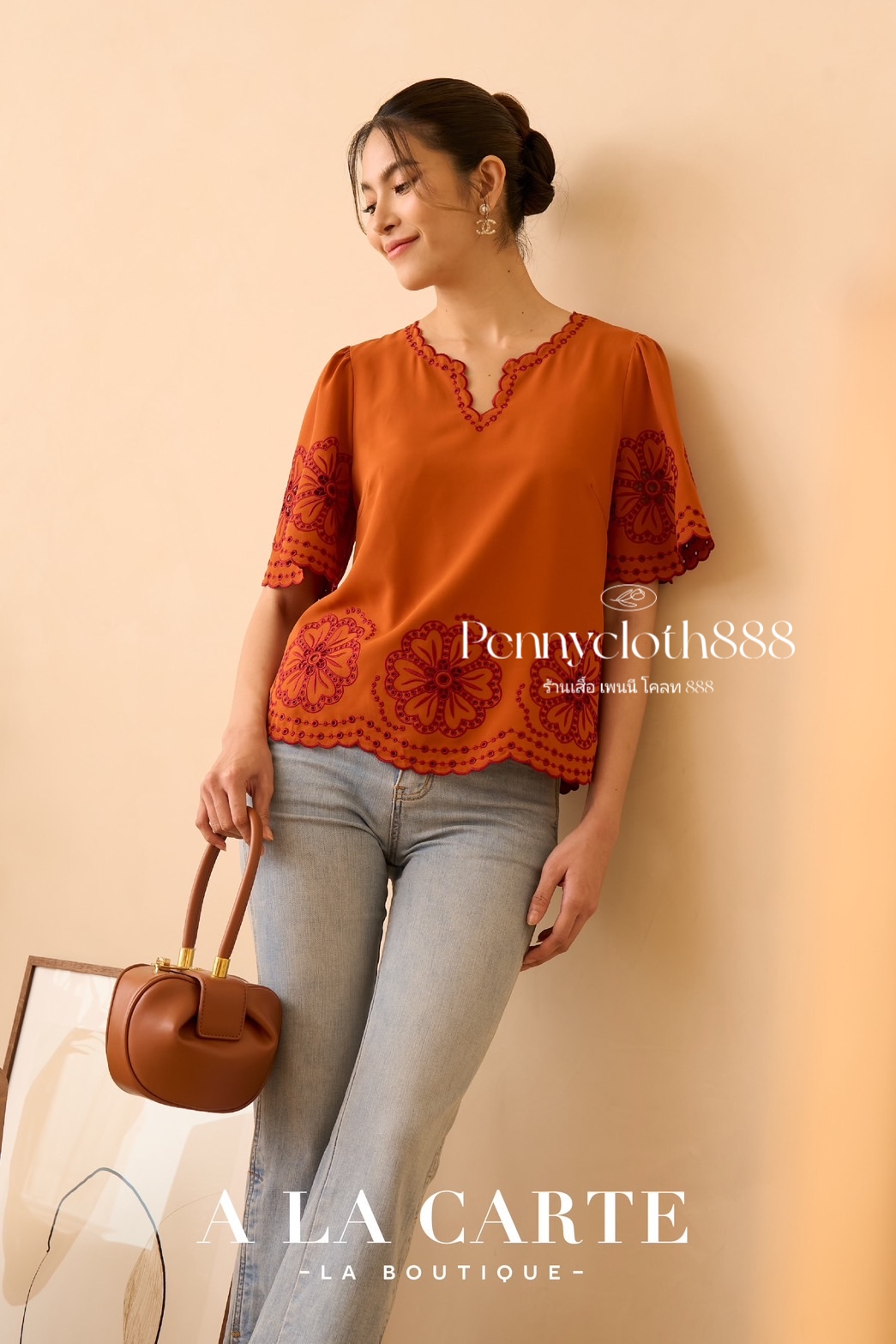 69690 เสื้อ A La Carte งานปักผ้าเครปเนื้อเนียนบางสวยใส่สบาย คอกลมผ่าวี แขนสั้นทรงแฟร์ มีซับใน