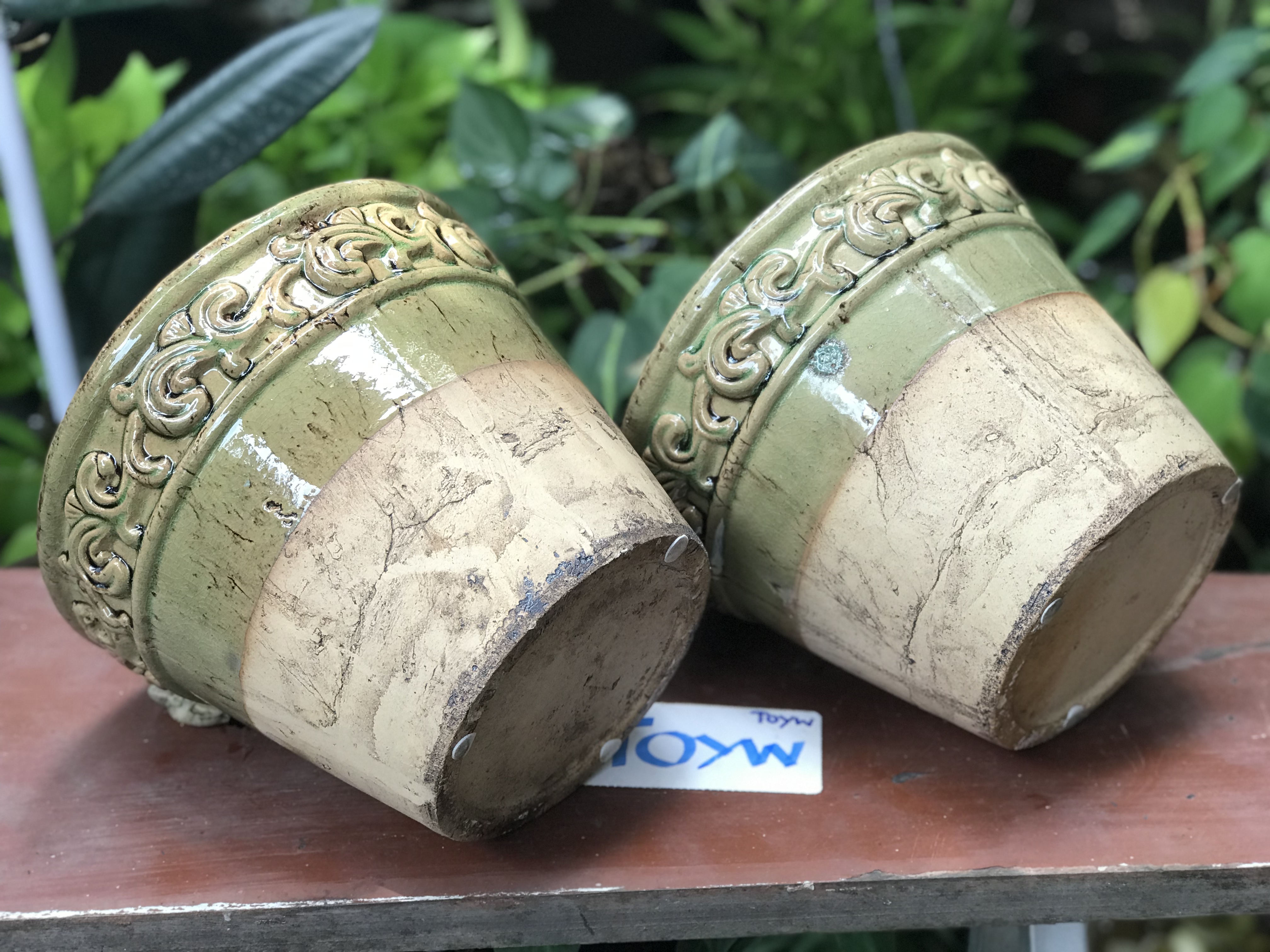 ขายคู่ ไม่รวมต้นไม้ เก็บเก่ากระถาง แจกันลายปั้นนูน น้ำเคลือบสีเขียว สวยสมบูรณ์ ไม่แตกไม่ร้าว ขนาดปากกว้าง 10 นิ้ว สูง 8 นิ้ว