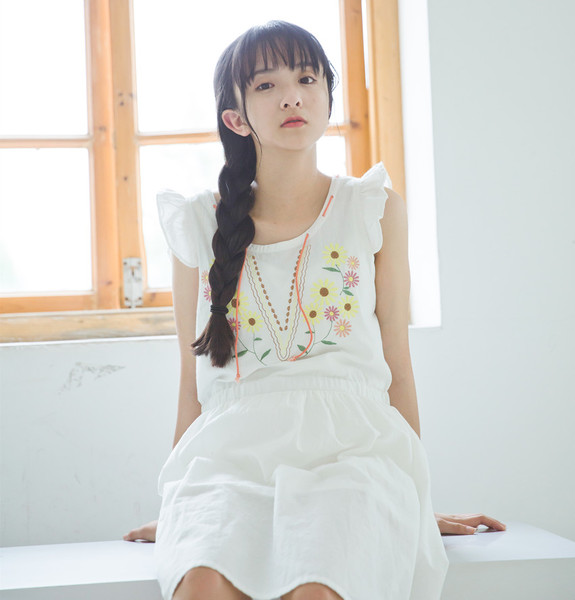 Pre-Order เดรสผ้าฝ้ายสีขาว แขนระบาย ปักลายดอกไม้น่ารัก