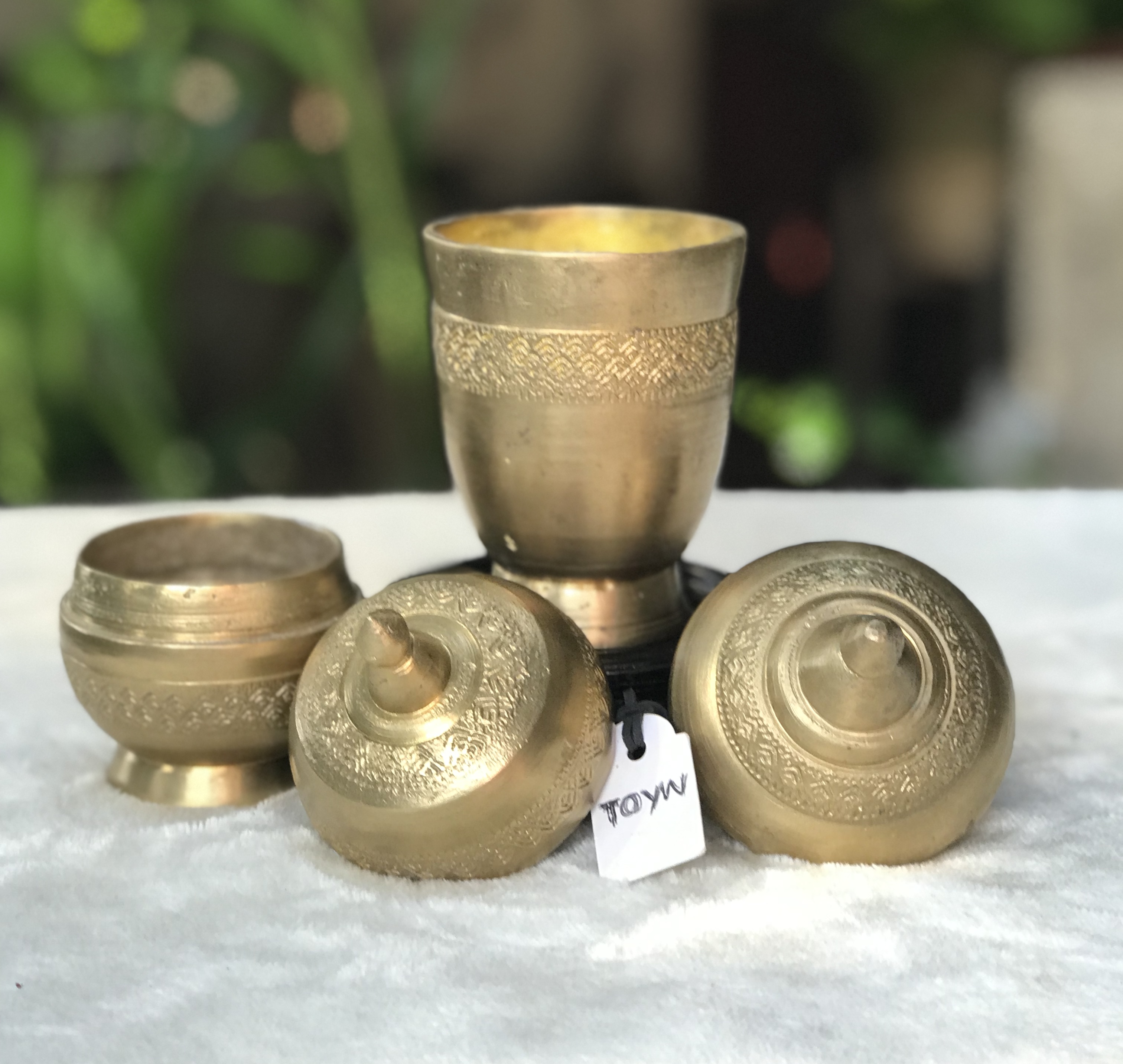 เริ่มต้น 690 บาท Antique Brass cement outlet เต้าปูนทองเหลืองโบราณ ตอกลาย หล่อหนาๆ งานประณีต สวยงามตามแบบไทย เต้าปูนสูง ขนาดลำตัว 2.8 นิ้ว ตัวเต้าสูง(รวมฝา) 4.9 นิ้ว เต้าปูนเตี้ย ขนาดลำตัว 2.7 นิ้ว ตัวเต้าสูง(รวมฝา) 3.5 นิ้ว