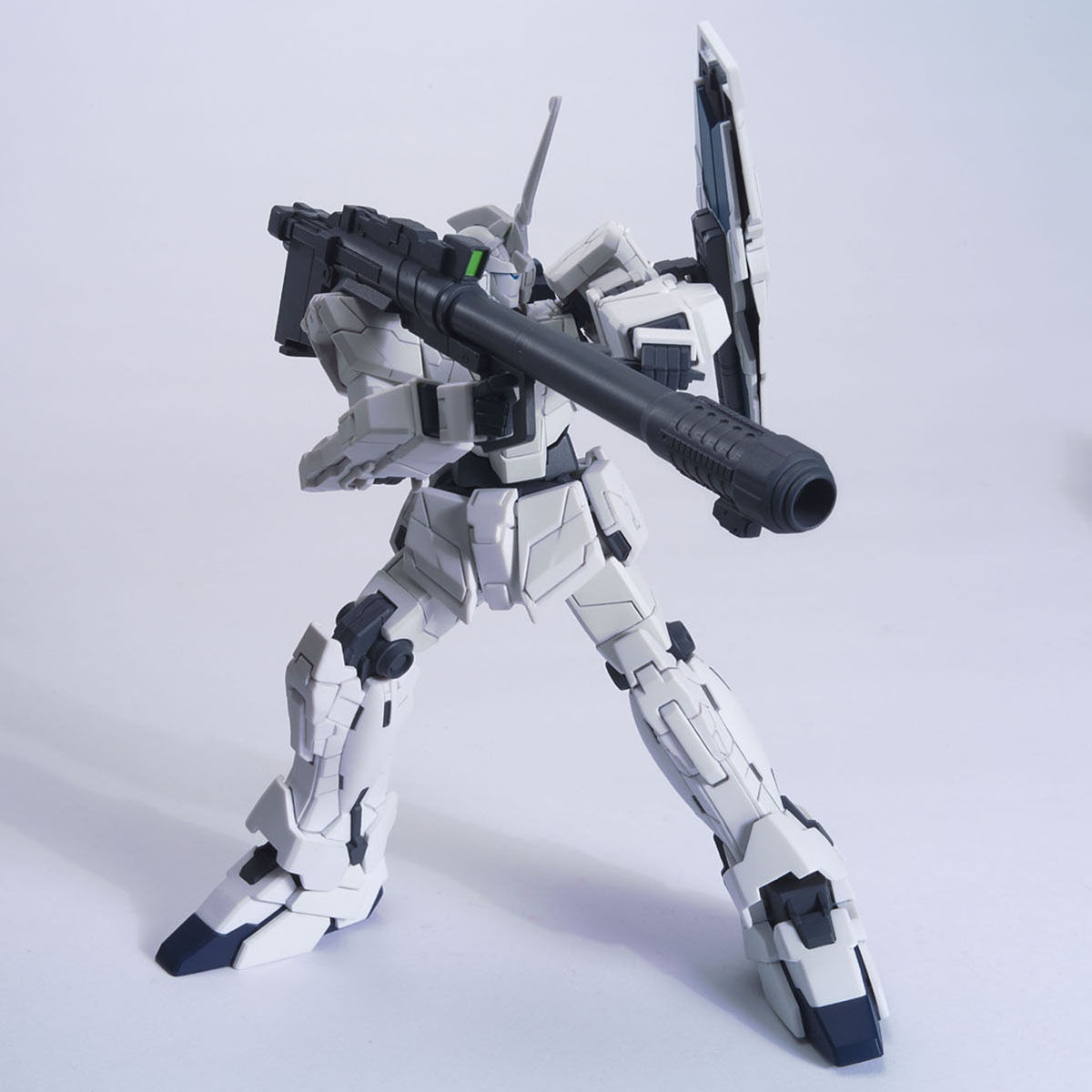HGUC 1/144 RX-0 Unicorn Gundam (Unicorn Mode)