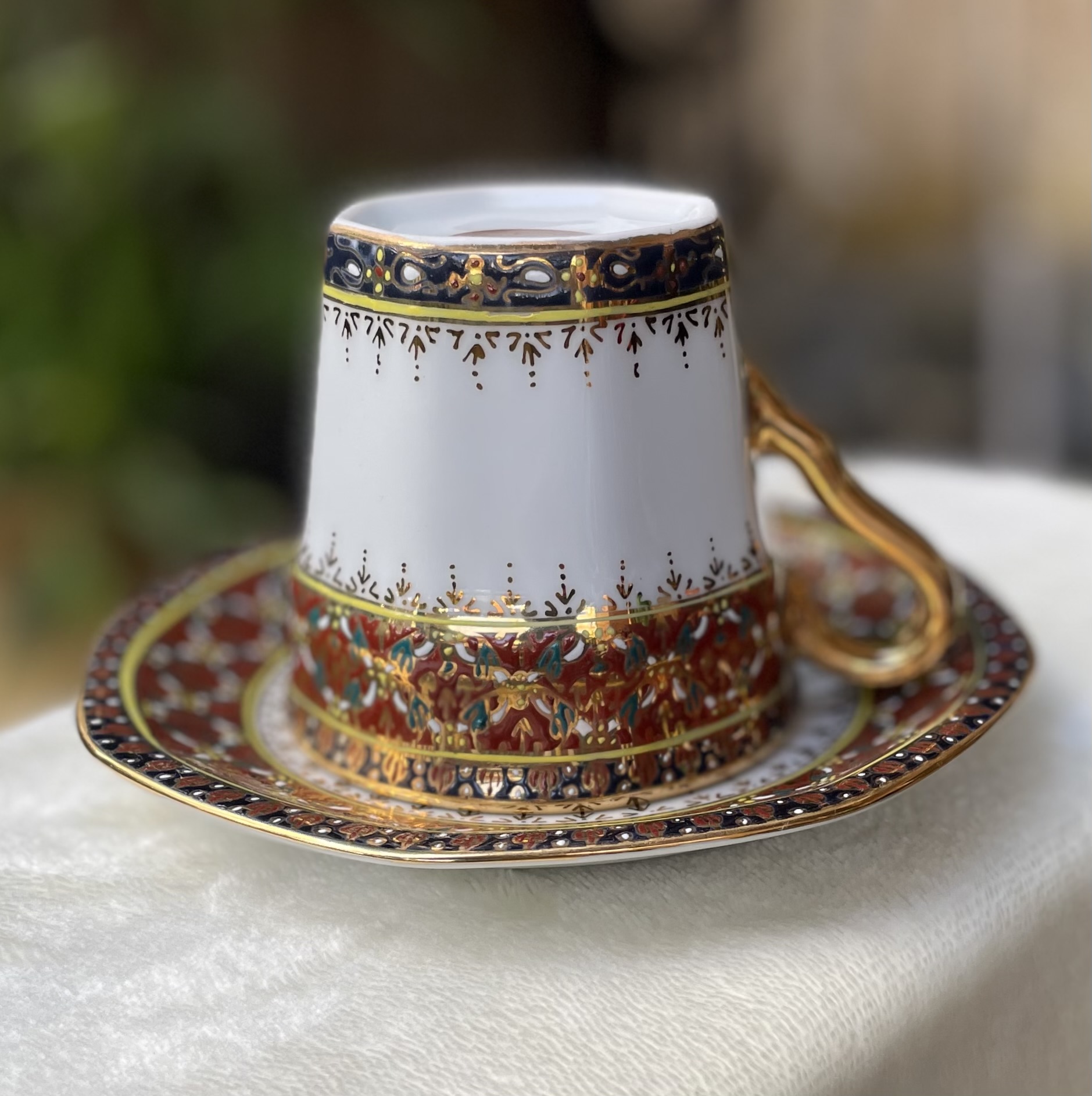 ￼เก็บใหม่ - ชุดถ้วยกาแฟ พร้อมจานรอง เบญจรงค์น้ำทองลายนูน Benjarong Coffee Cup & Saucer