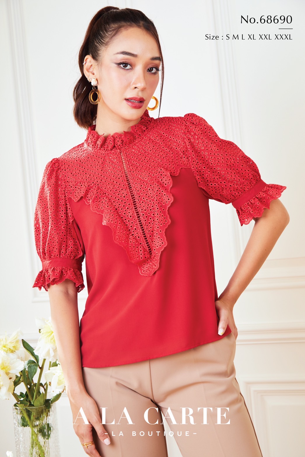 68690 เสื้อ A La Carte ผ้าชีฟองแขนสั้น ตัดต่อด้วยผ้าลูกไม้ชีฟองปักฉลุ ปักลายถม แต่งวีช่วงกลางอก ทรงแขนพอง ใส่ระบายเลาะเชิง สีแดง 2XL-3XL สีขาว M,3XL สีเขียว L