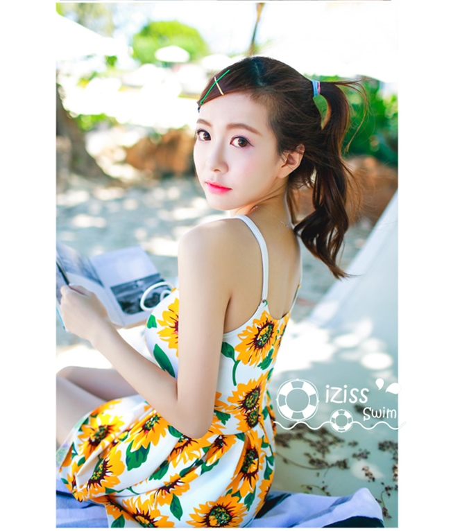 ***พรีออเดอร์***บิกินี่ชุดว่ายน้ำวันพีซ one-piece สีขาวเหลืองพิมพ์ลายดอกทานตะวัน เล่นดีเทล sexy เล็กๆ ช่วงร้อยเชือกสลับผูกเป็นโบว์ น่ารักไม่โป๊ สดใสรับลมทะเลสวยเหมือนแบบค่ะ