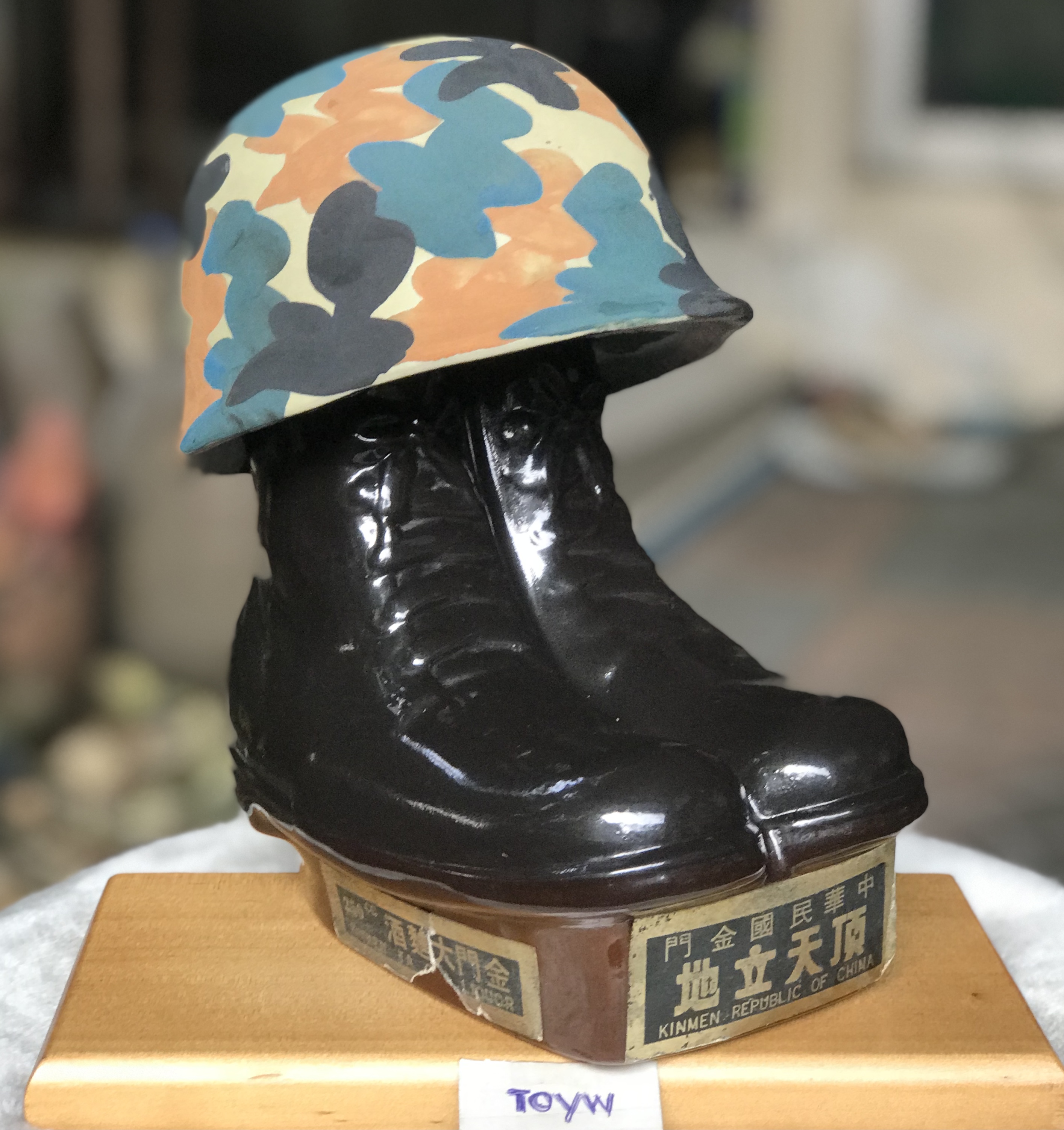 ￼ขวดเซรามิคเท่ เก๋ ขวดเหล้าเปล่ารูปรองเท้าคอมแบท หมวกทหาร Empty Bottle Army Helmet & Combat Boots สะสม ตกแต่งบ้าน