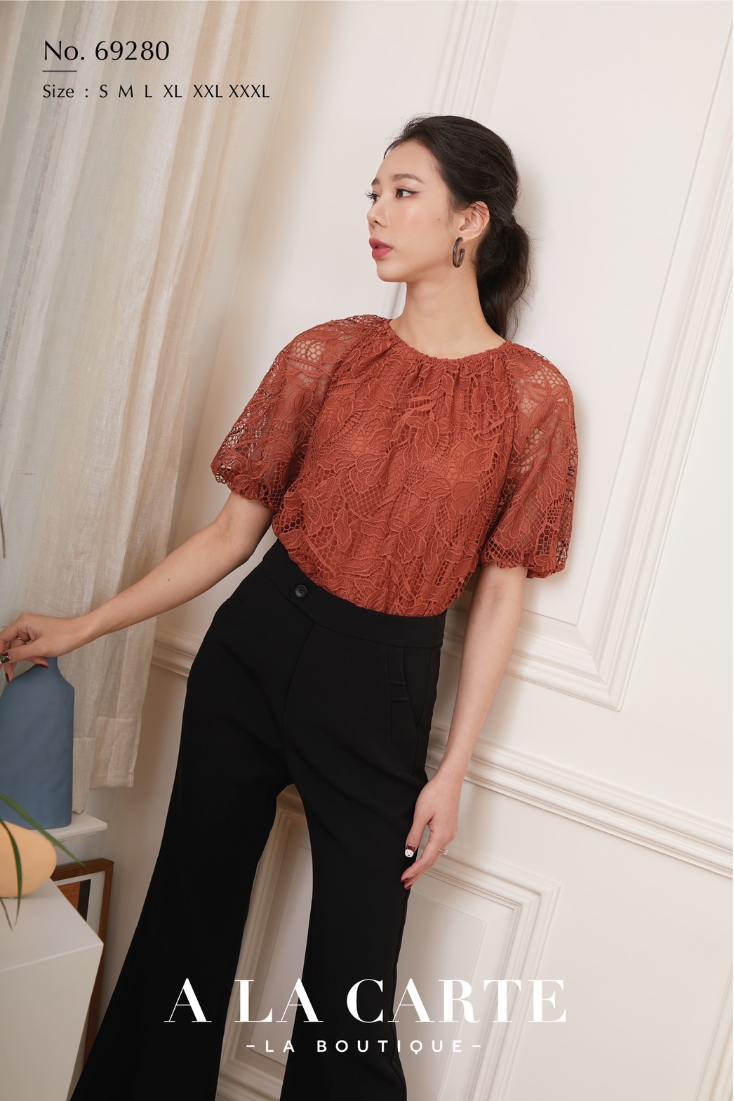69280 เสื้อลูกไม้แขนสั้นเนื้อทอขึ้นใหม่ มีซับใน ชายเสื้อเลาะเชิงตามขอบดอก ทรงแขนสั้นใส่สม็อกยืดได้ ส้มอิฐ M,L,2XL,3XL เทาอมเขียว L,2XL,3XL