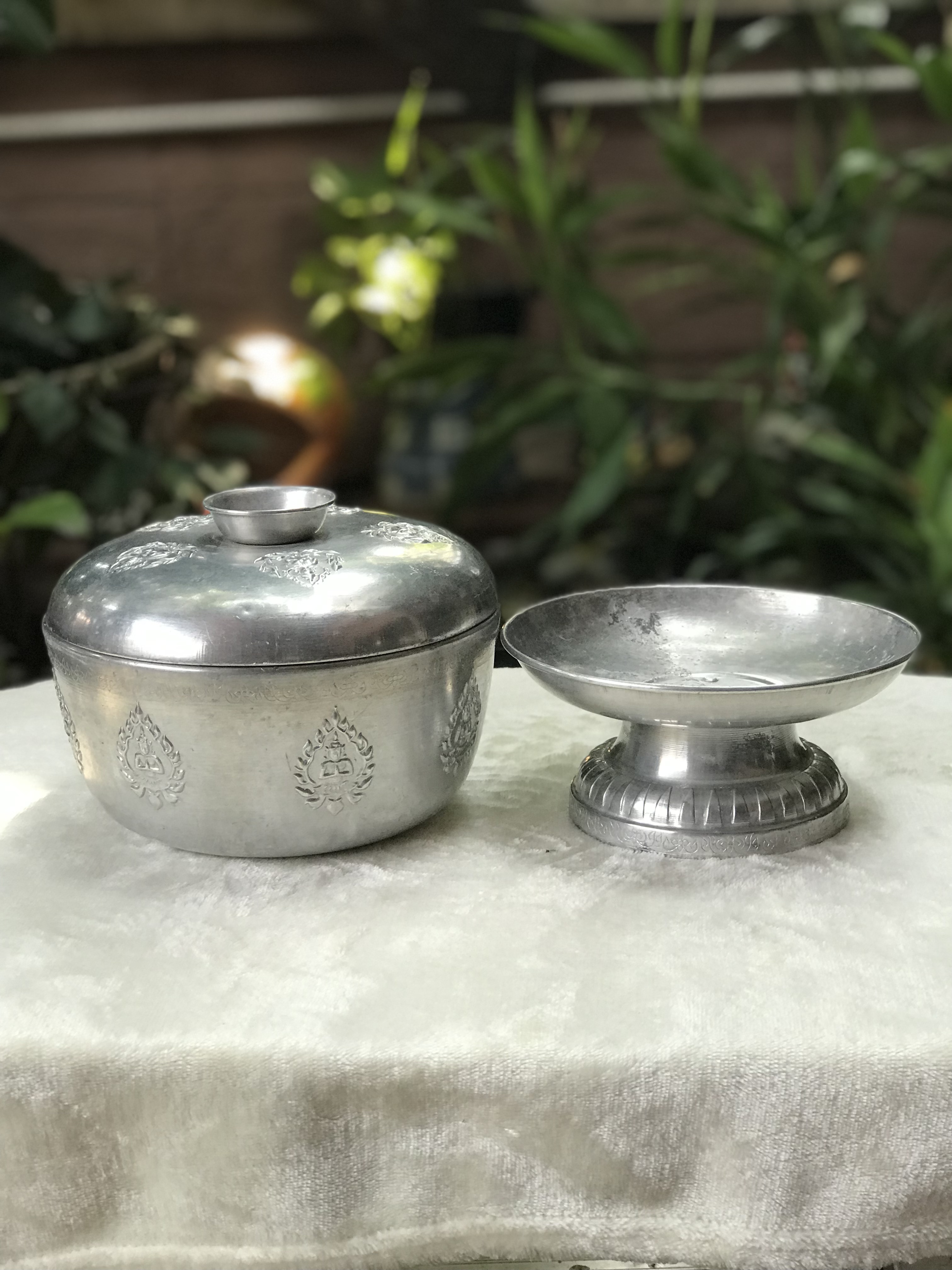 Antique Aluminum bowl ชุดบาตรโบราณ ขัน(น้ำมนต์) พานรอง พร้อมฝา เนื้ออลูมิเนียม ตอกลายเทพพนม