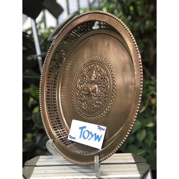 งานเก่า ถาดทองเหลืองขอบฉลุลาย กลางถาดตอกลายเทพพนม สวยสมบูรณ์ ทองเหลืองเก่าหนาๆหนักๆ ขนาดกว้าง 41 ซม สูง 7 ซม