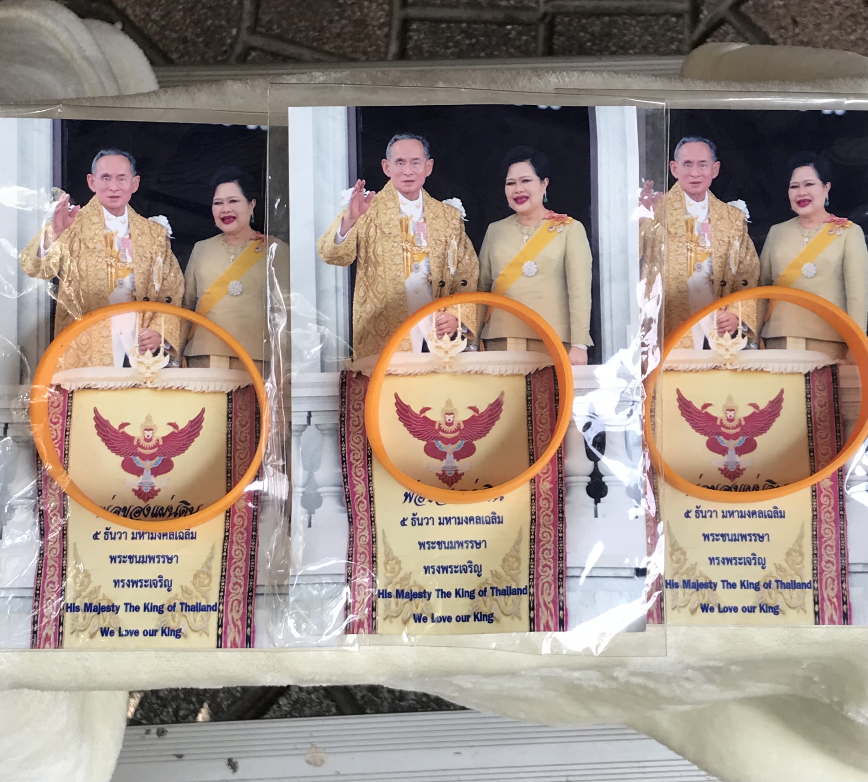 ราคาต่อชิ้น สายรัดข้อมือสีเหลือง เรา 💛ในหลวง ทรงพระเจริญ ฉลองสิริราชสมบัติครบ ๖๐ ปี รัชกาลที่ 9