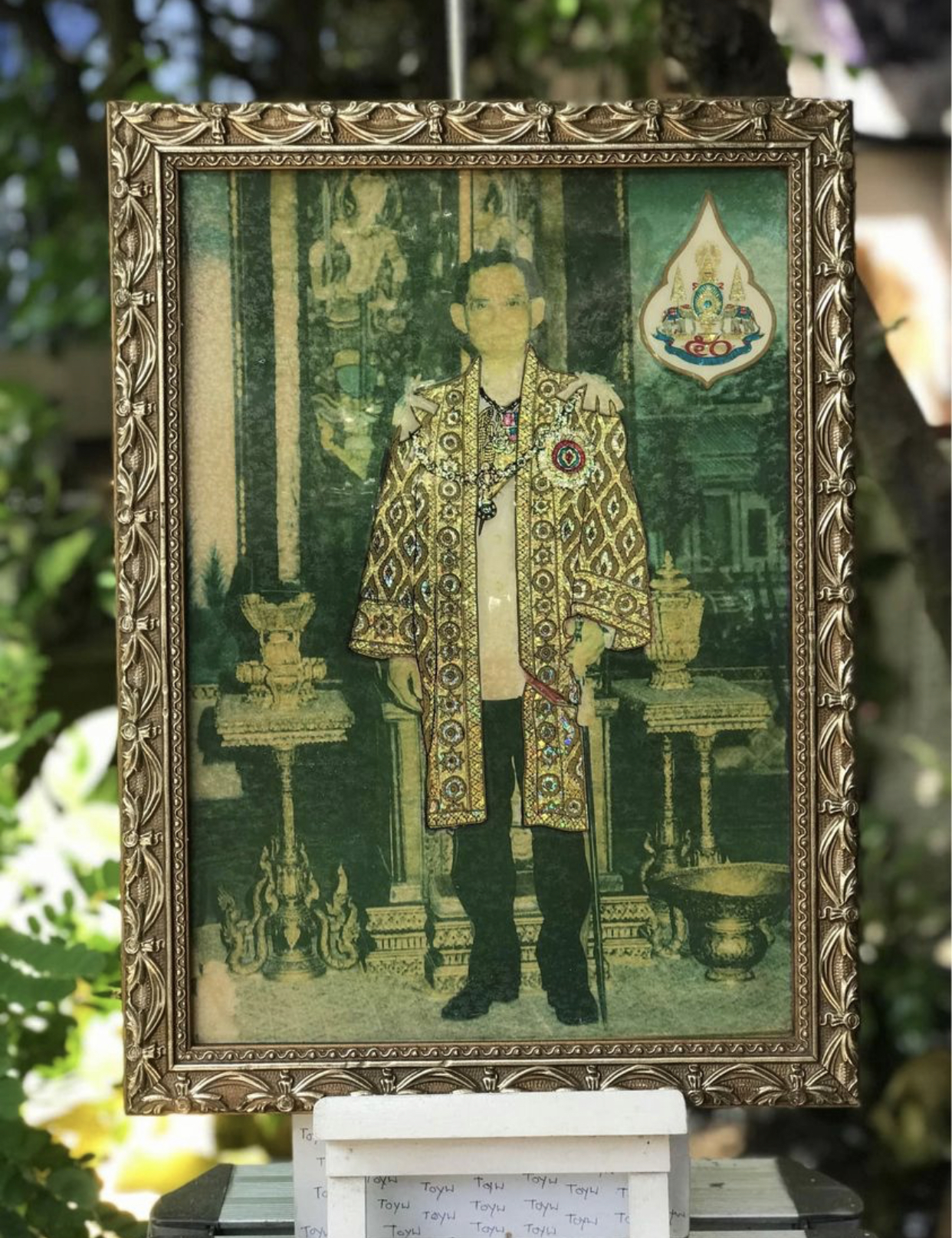 กรอบรูปในหลวงรัชกาลที่ 9 ฉลองพระองค์และตราสัญลักษณ์กาญจนาภิเษกตกแต่งด้วยมุก ขนาดกว้าง 13 นิ้ว ยาว 17 นิ้ว