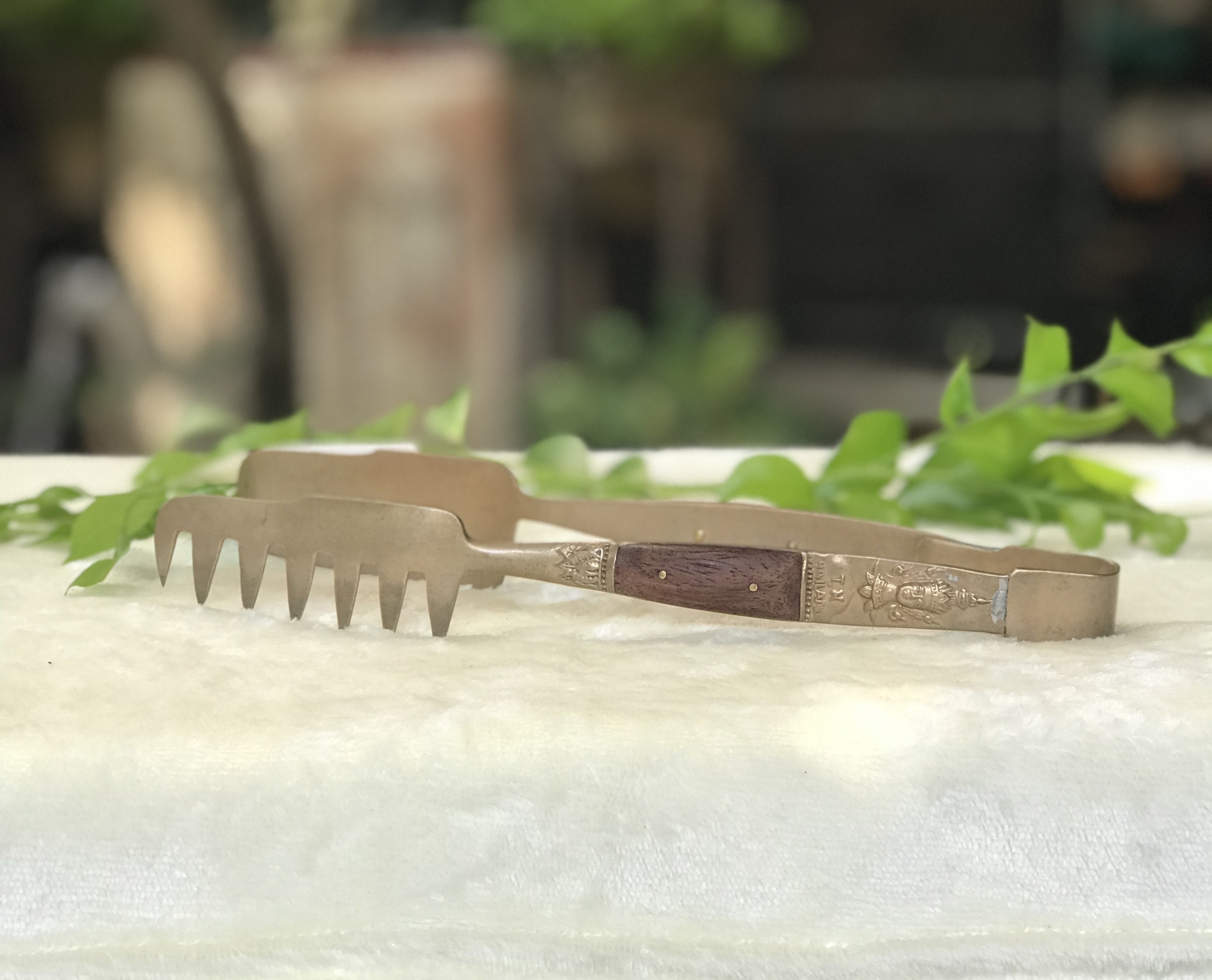 Antique brass food tongs ที่คีบอาหาร ที่คีบขนม ของหวาน ตอกลายเทพพนม เนื้อทองเหลืองหนาๆ ด้ามจับเสริมด้วยไม้แท้