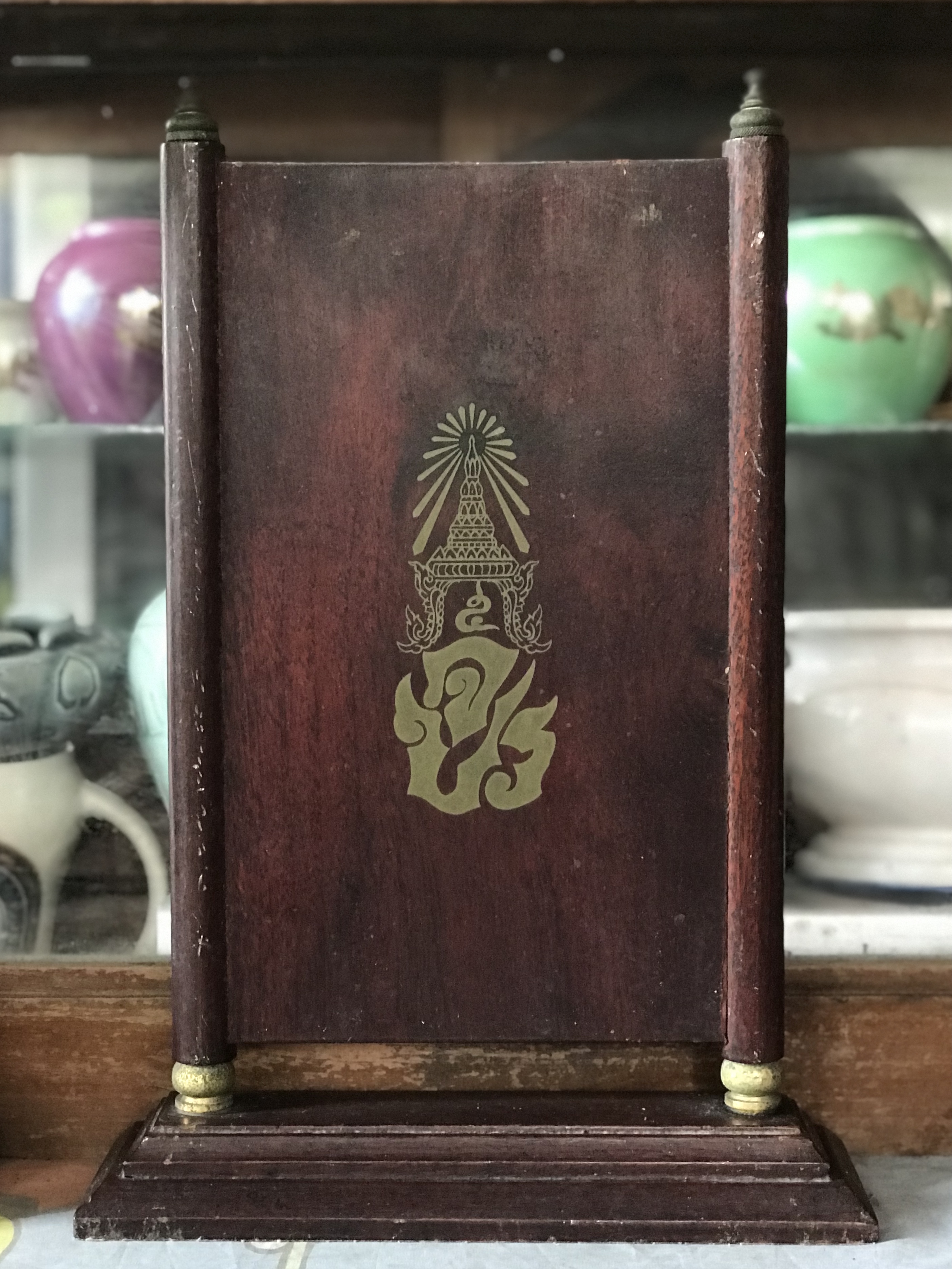 พระบรมฉายาลักษณ์ในหลวงรัชกาลที่ 5 เคลือบลงยา บนแท่นไม้สักพร้อมพระคาถาประจำสมเด็จพ่อ ร5 ด้านหลังปั๊มนูนพระปรมาภิไธยย่อ ภปร