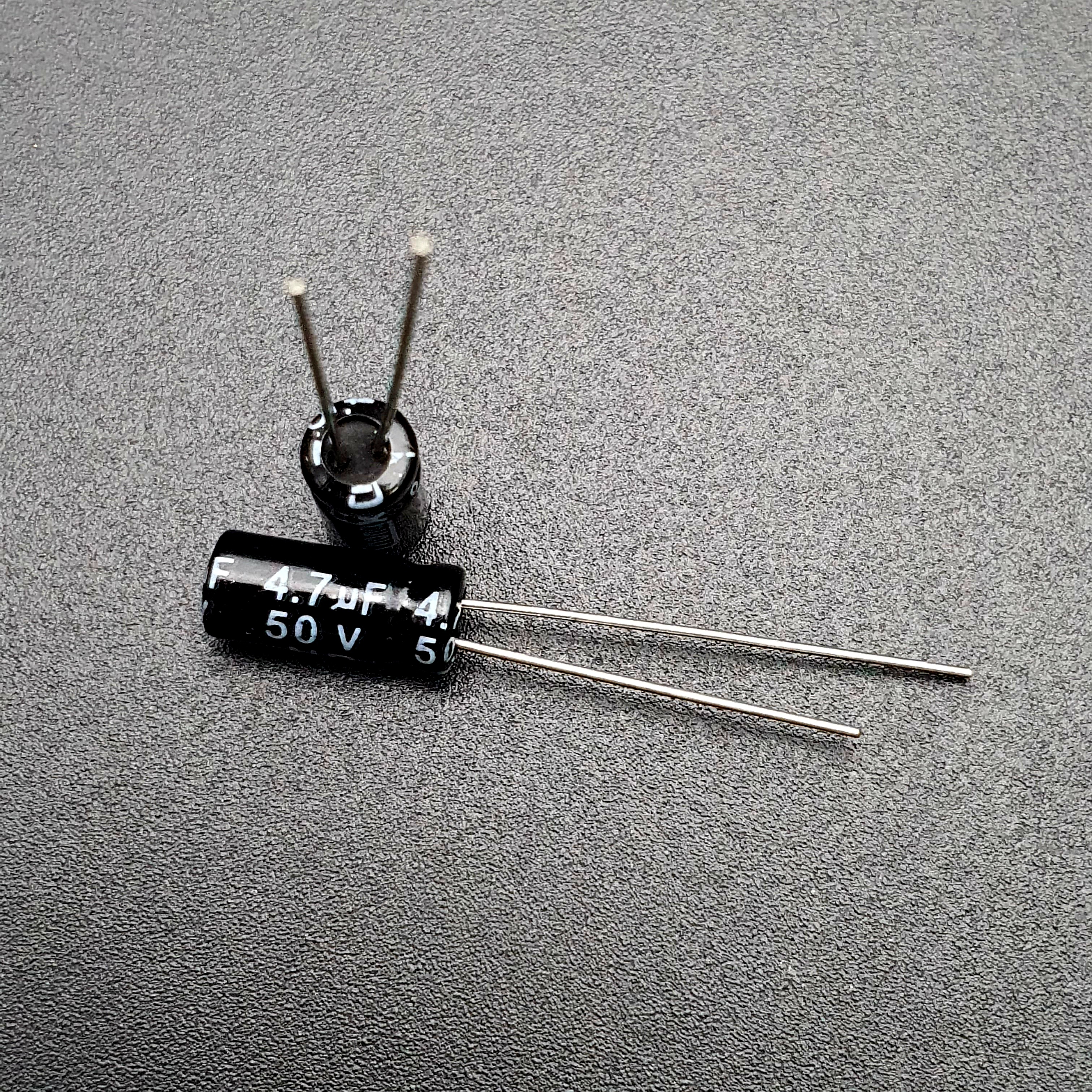 ตัวเก็บประจุ ตัวเก็บประจุแบบมีขั้ว Capacitor 4.7uF 50V Size 5x11mm (1 ตัว)