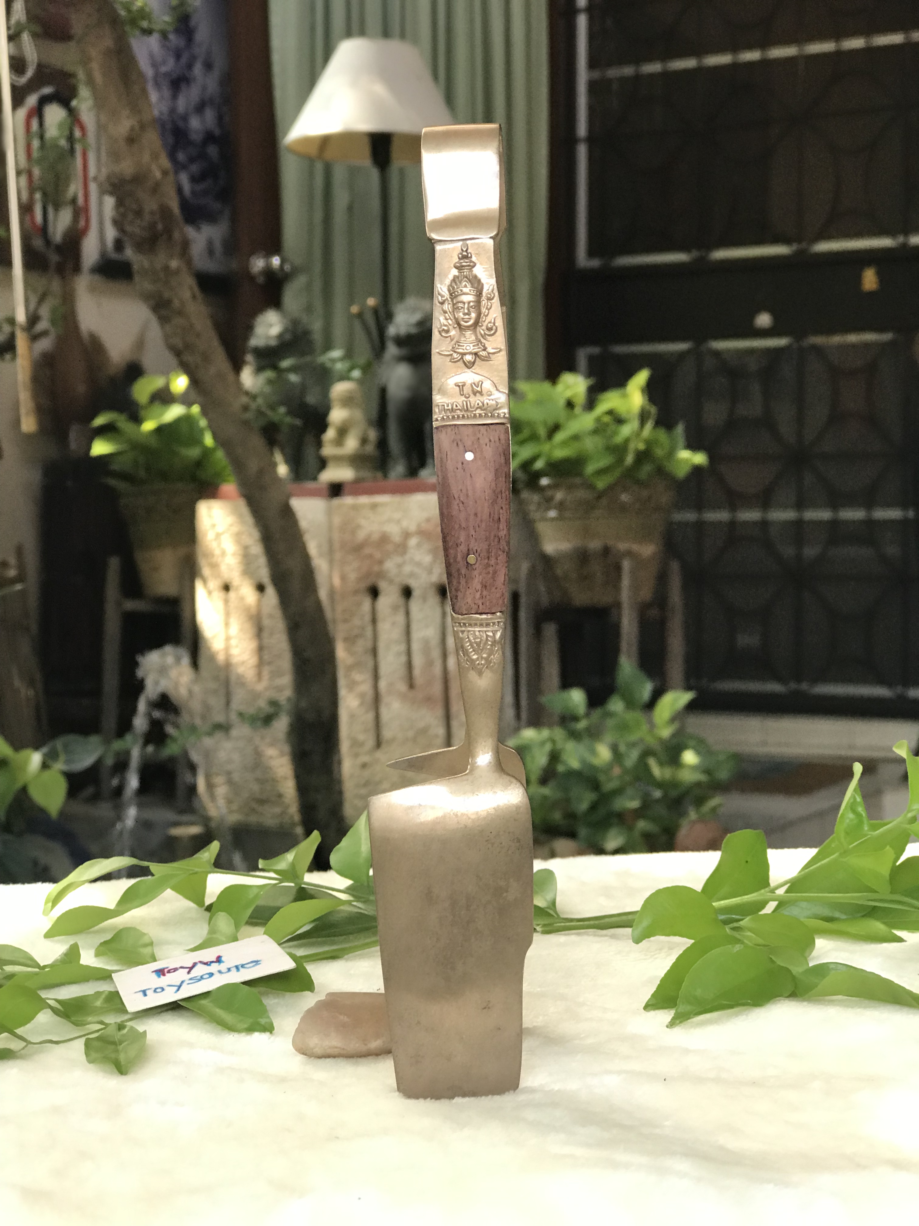 Antique brass food tongs ที่คีบอาหาร ที่คีบขนม ของหวาน ตอกลายเทพพนม เนื้อทองเหลืองหนาๆ ด้ามจับเสริมด้วยไม้แท้